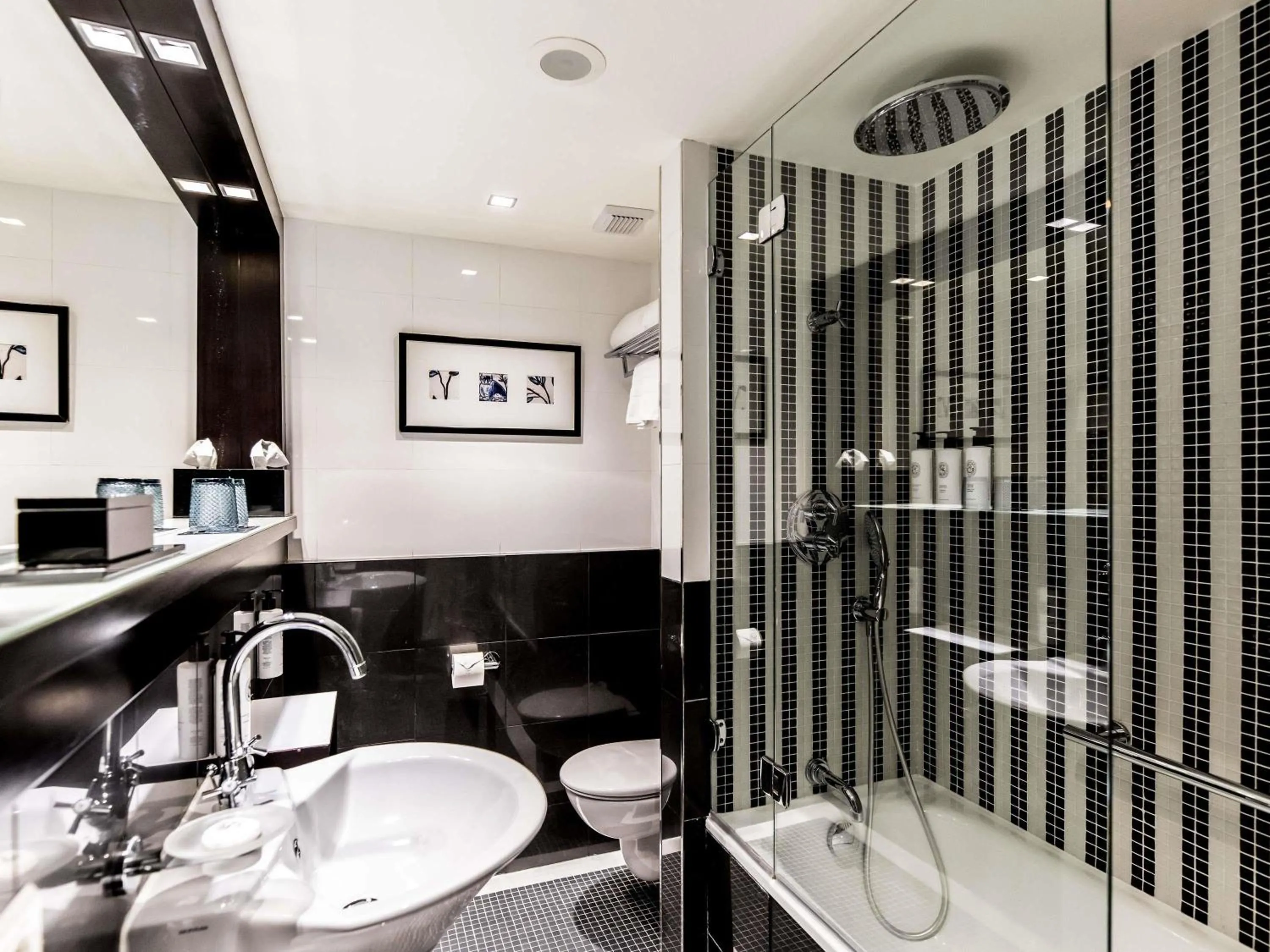 Bedroom in Sofitel Lisbon Liberdade