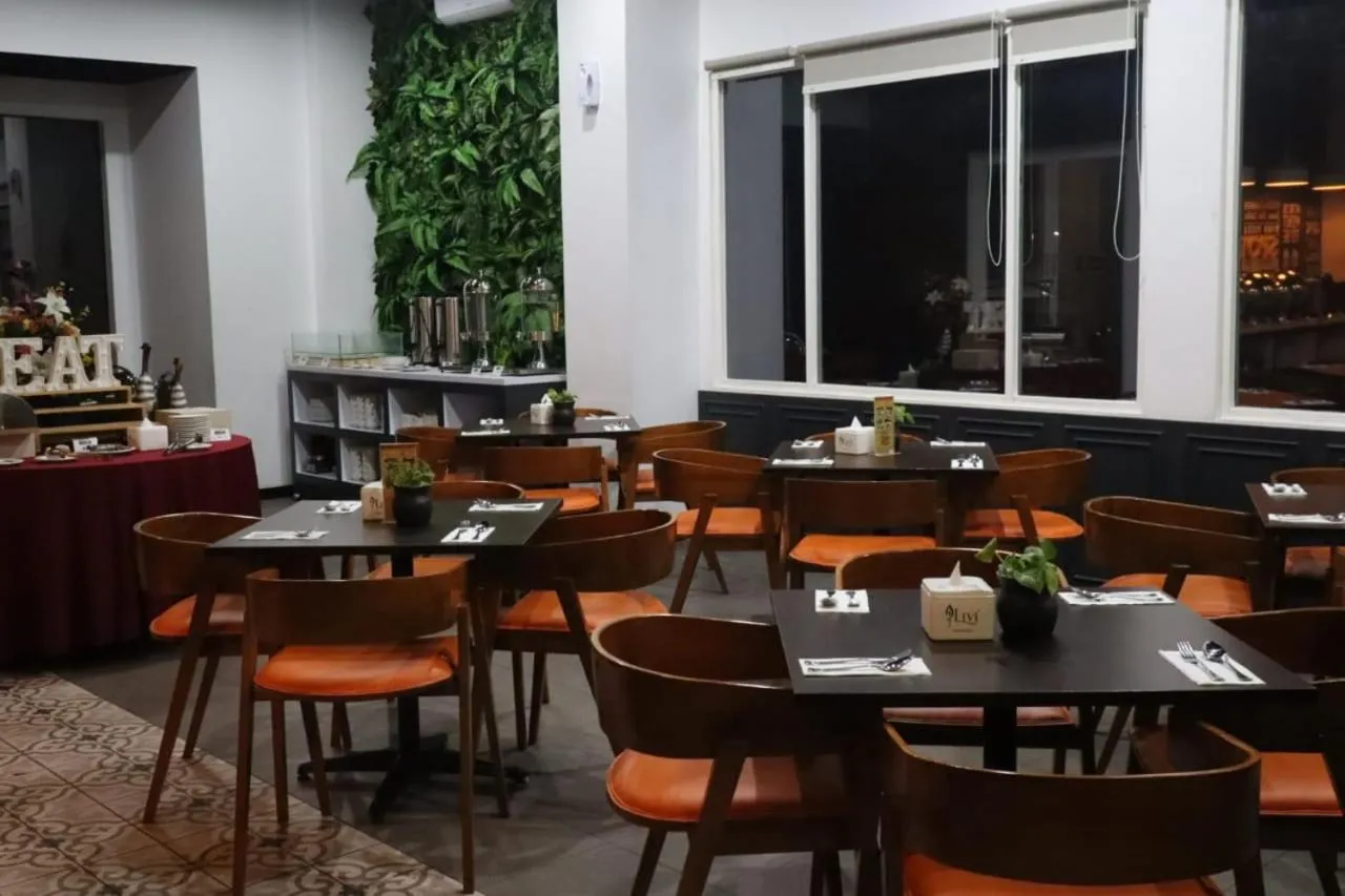 Restaurant/places to eat in Front One Inn Kediri