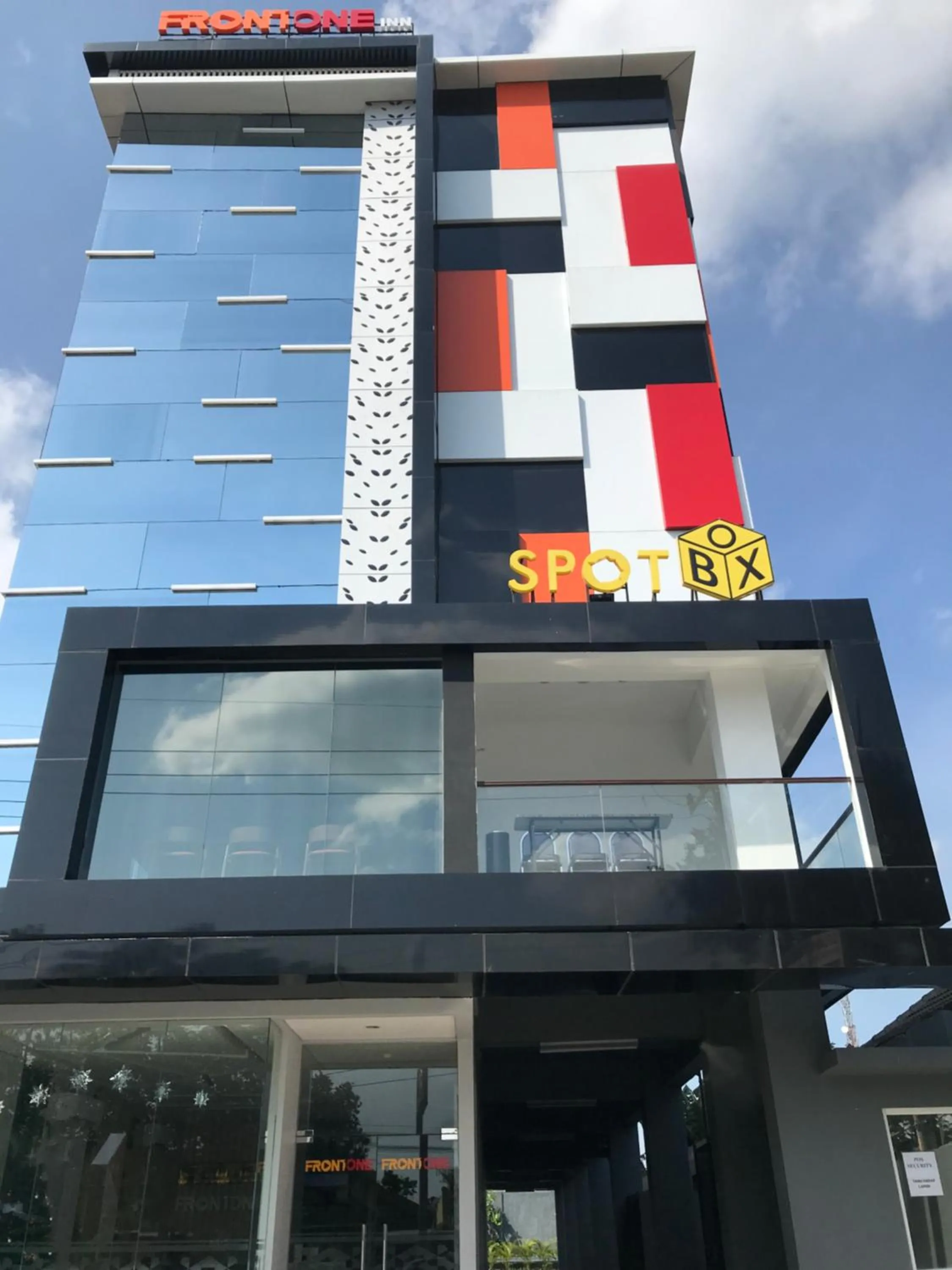 Facade/entrance in Front One Inn Kediri