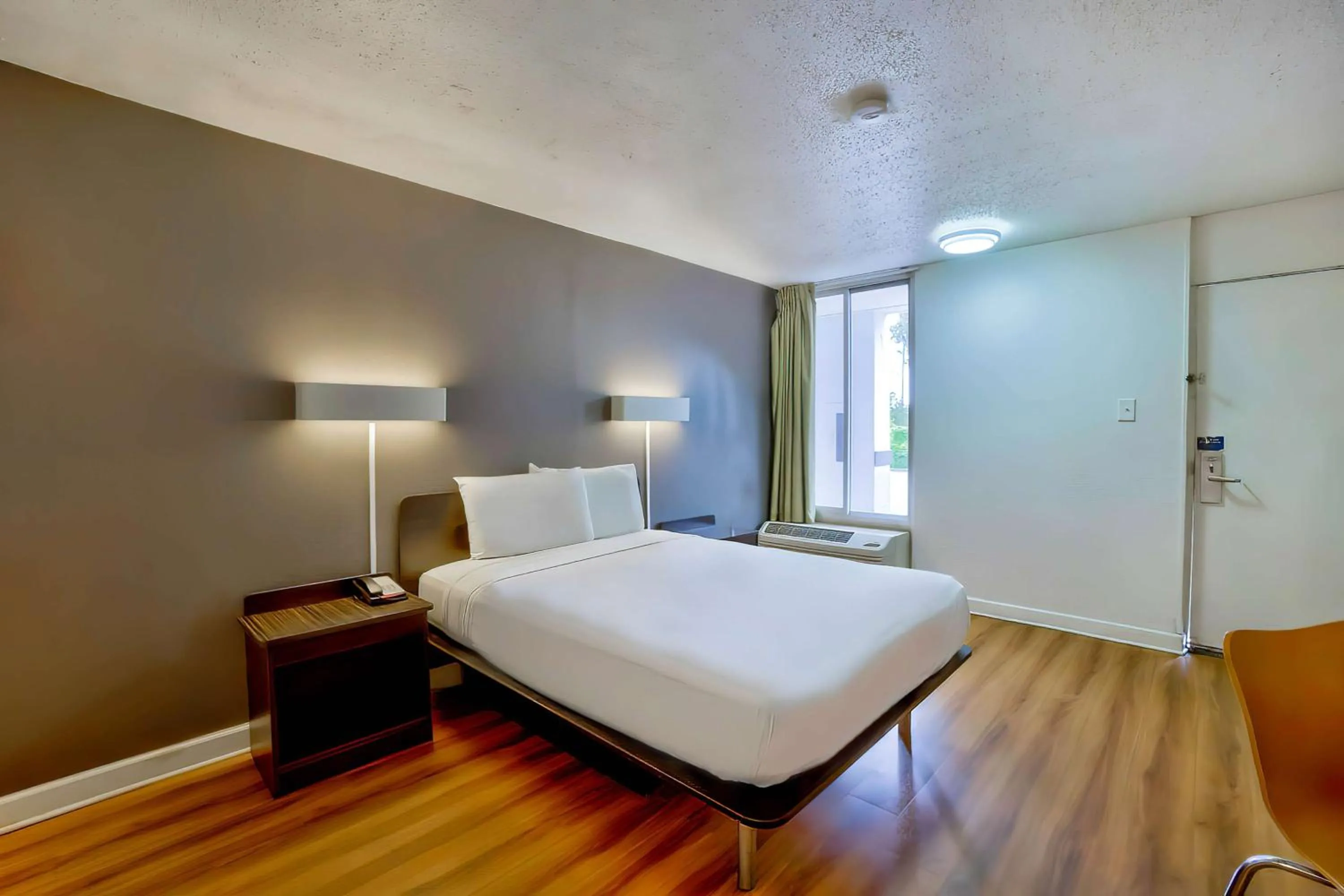 Bedroom, Bed in Motel 6-Gainesville, FL