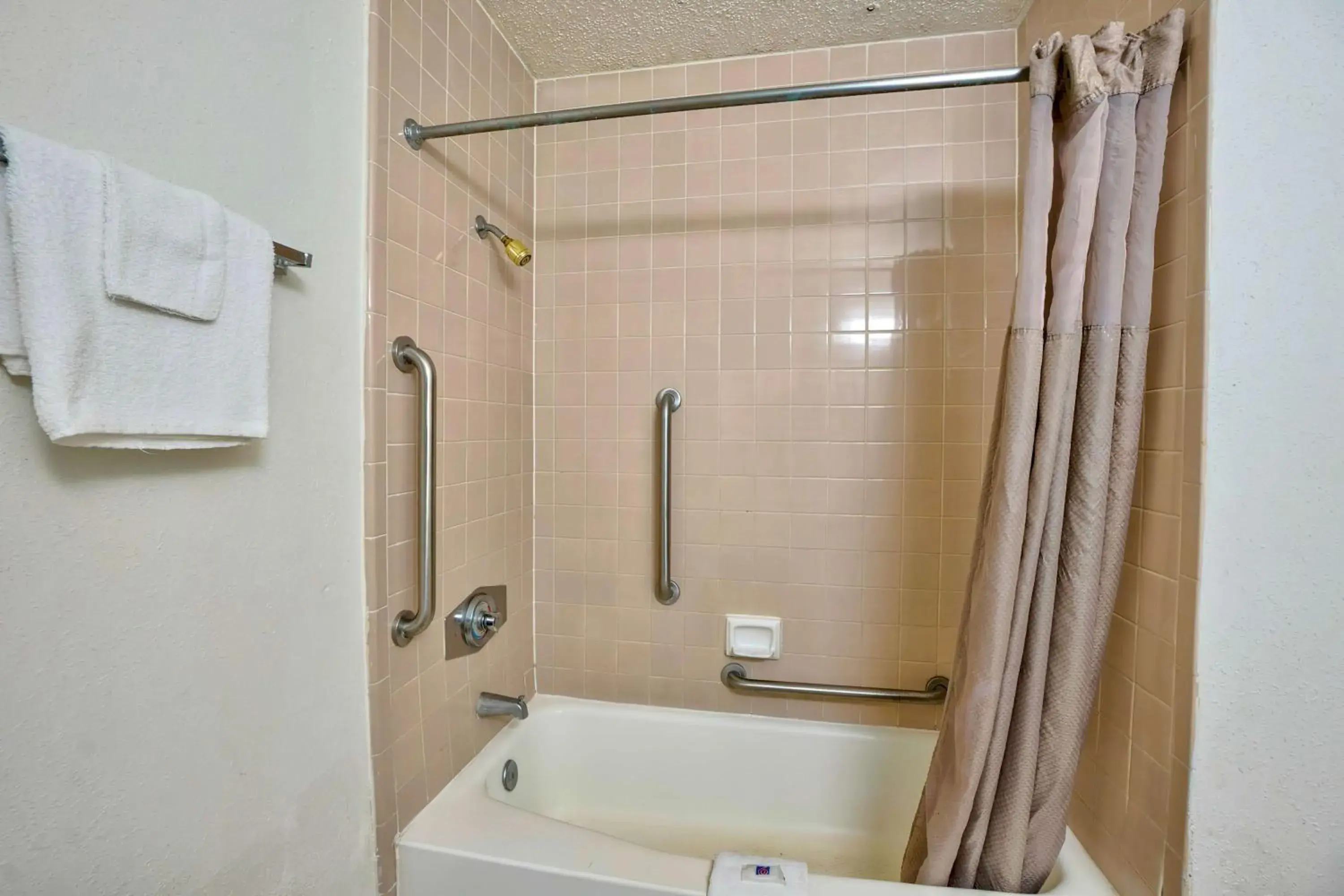 Bathroom in Motel 6-Gainesville, FL Bathroom in Motel 6-Gainesville, FL