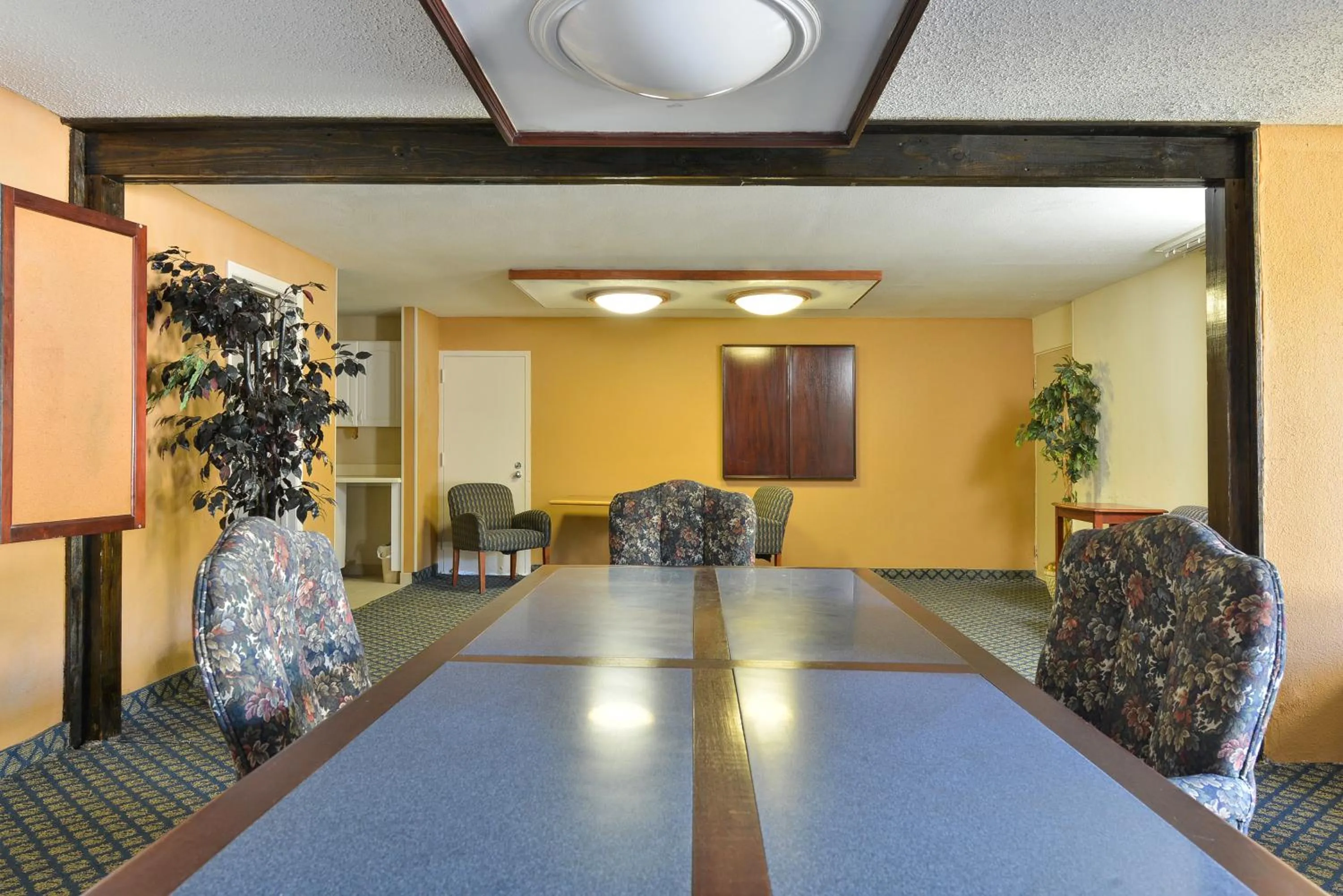 Business facilities in Motel 6-Gainesville, FL