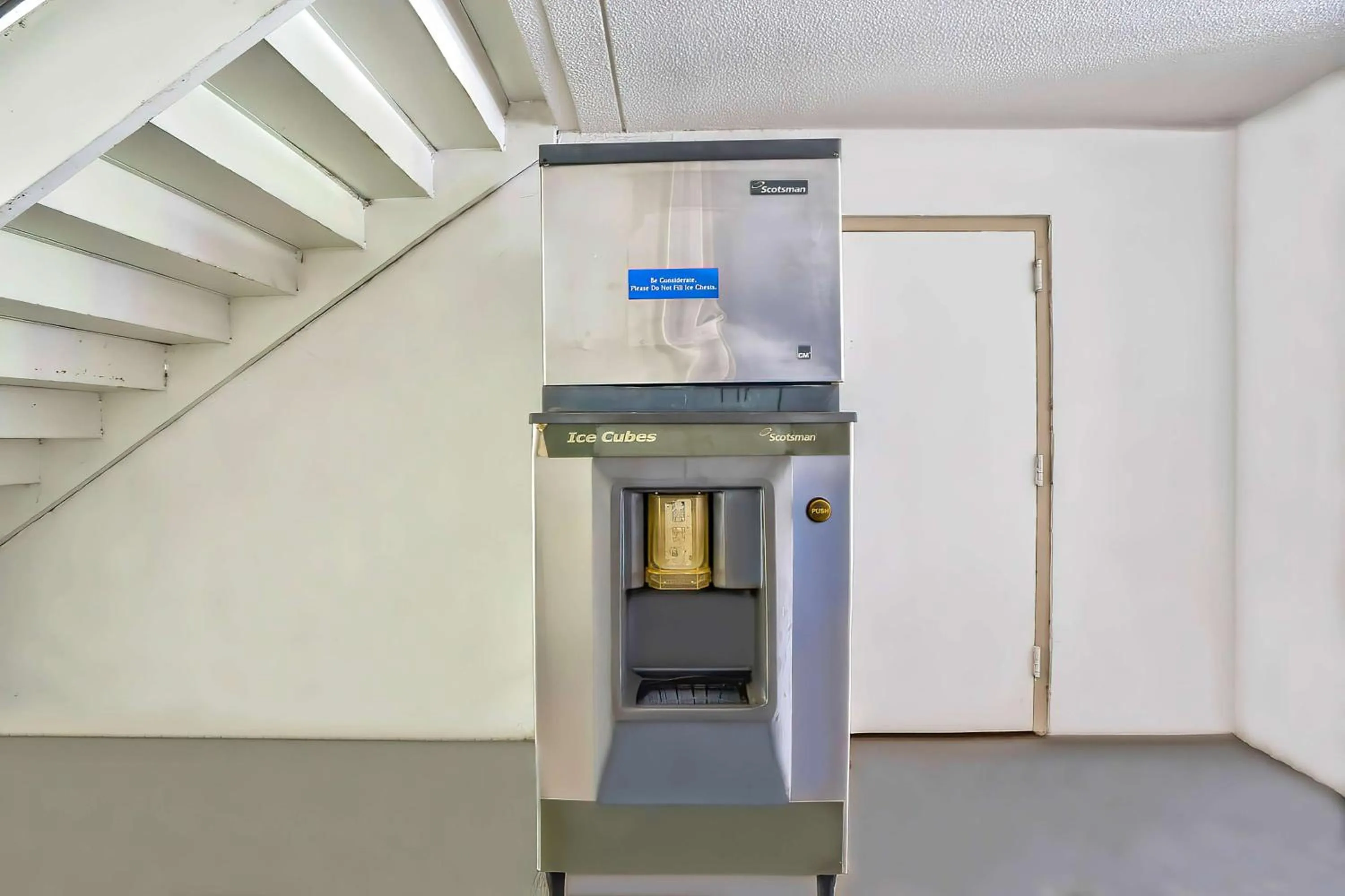 Property building in Motel 6-Gainesville, FL