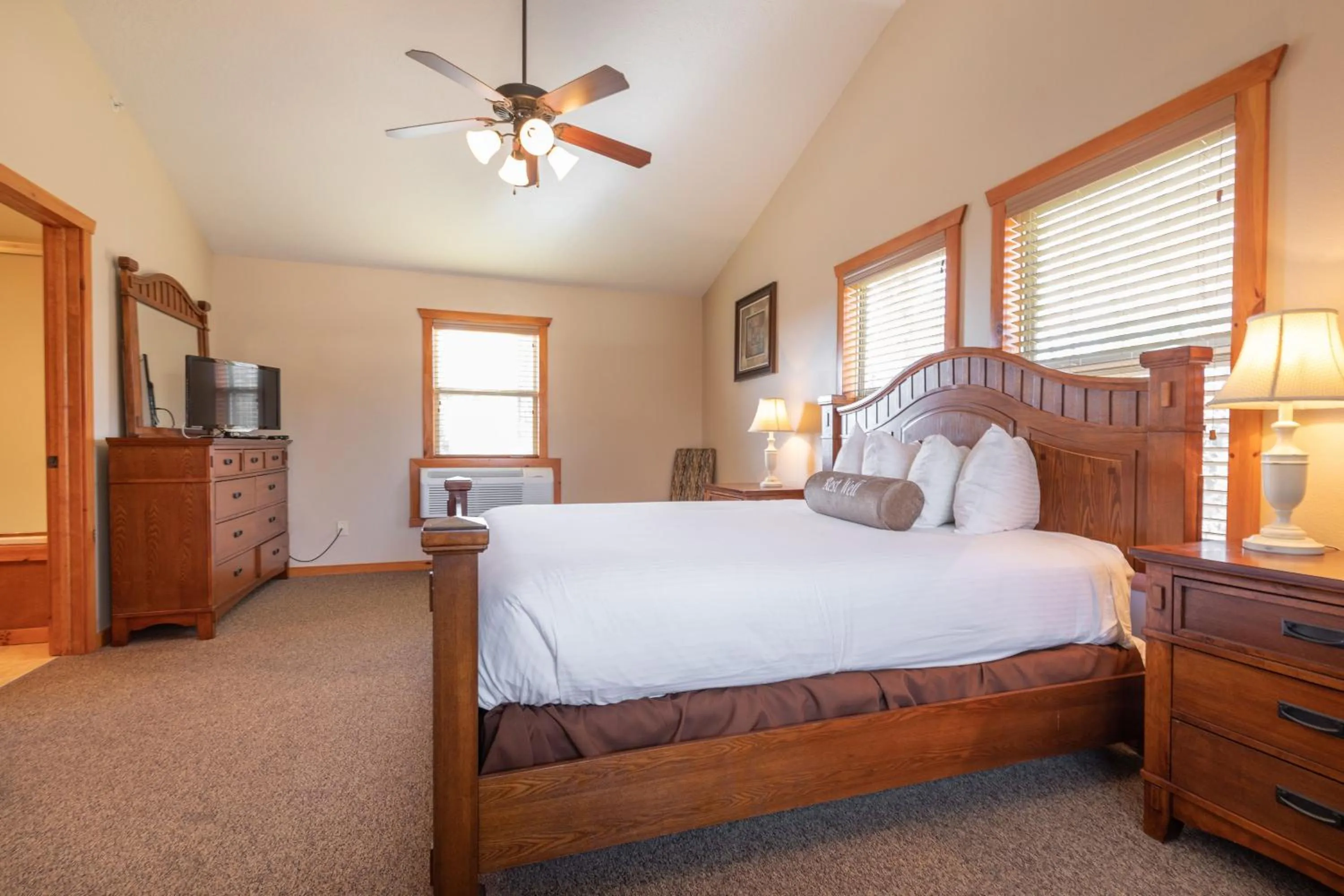 Bedroom, Bed in The Lodges at Table Rock