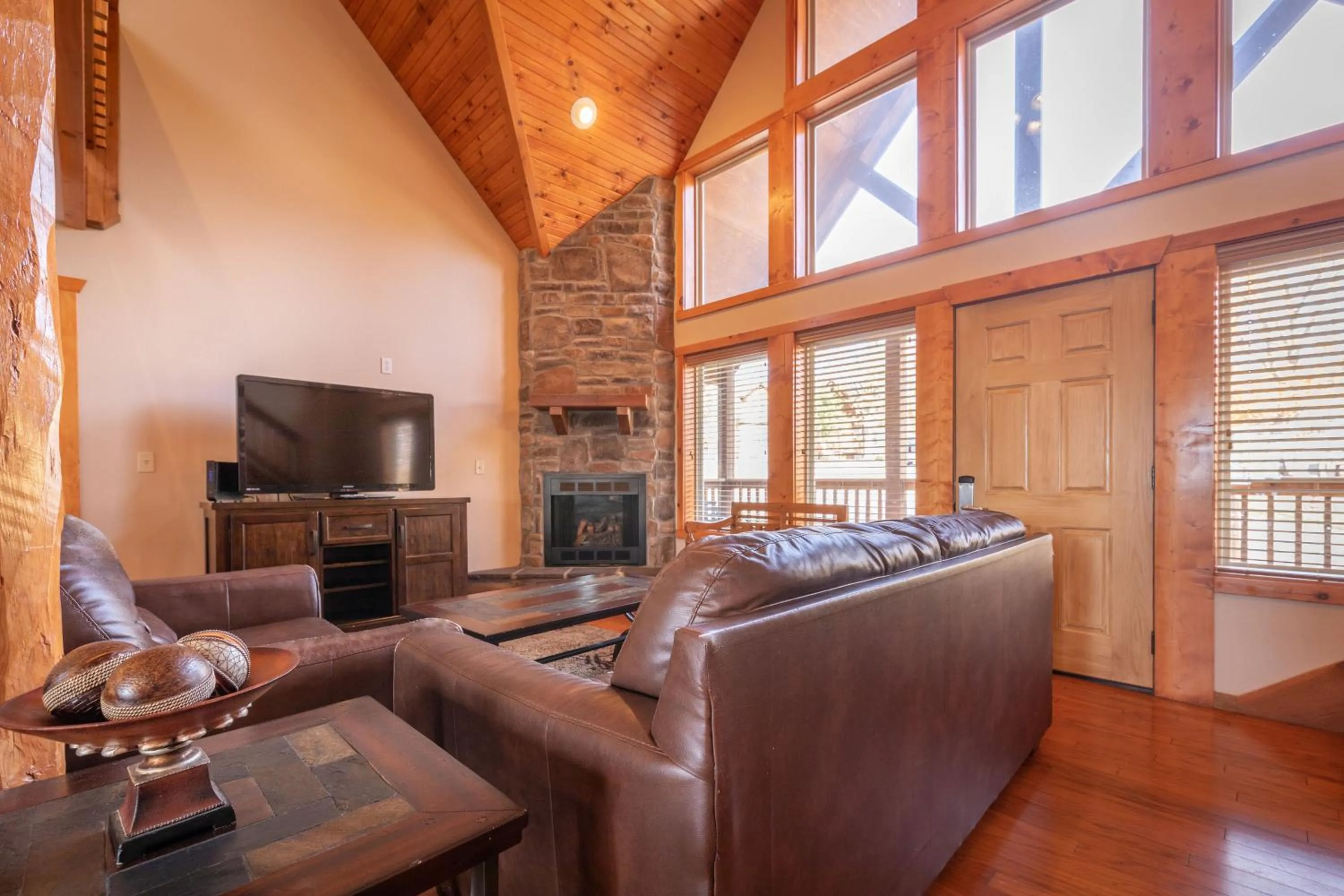 Living room in The Lodges at Table Rock