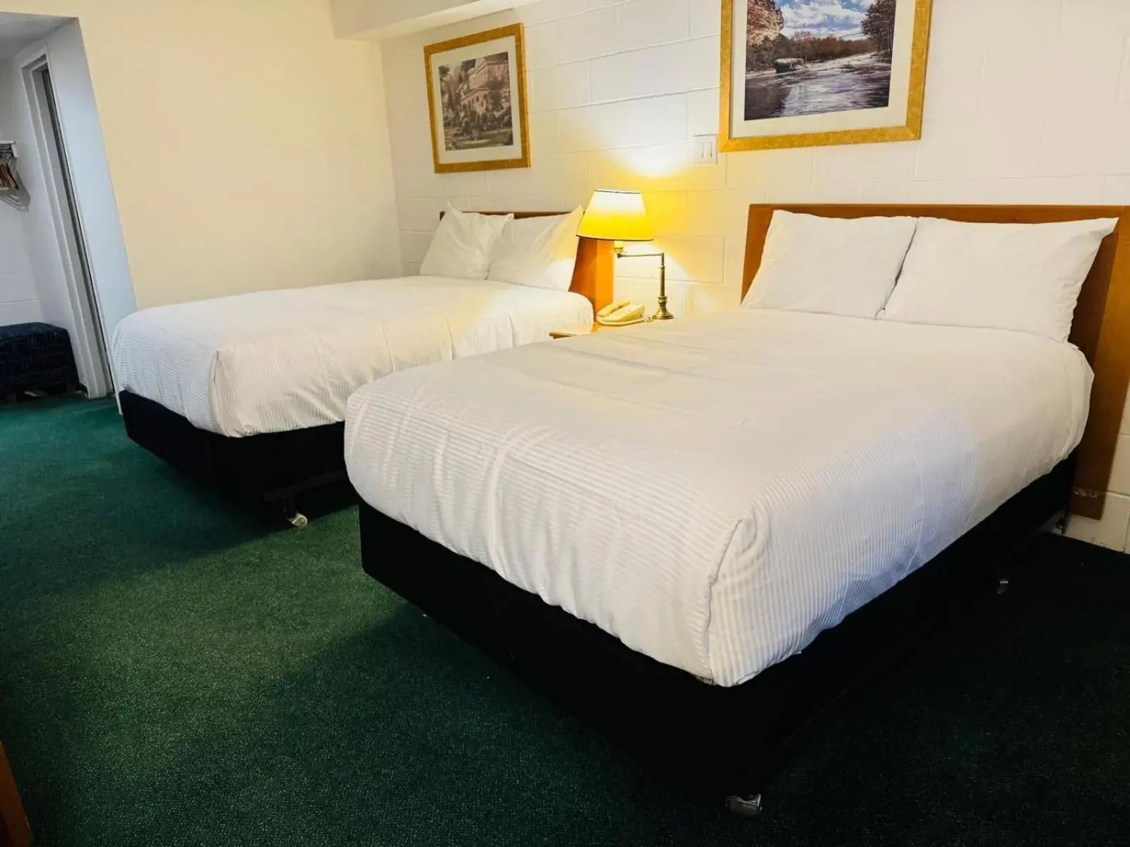 Double Room with Two Double Beds - Non-Smoking in MOOSEJAW INN Double Room with Two Double Beds - Non-Smoking in MOOSEJAW INN