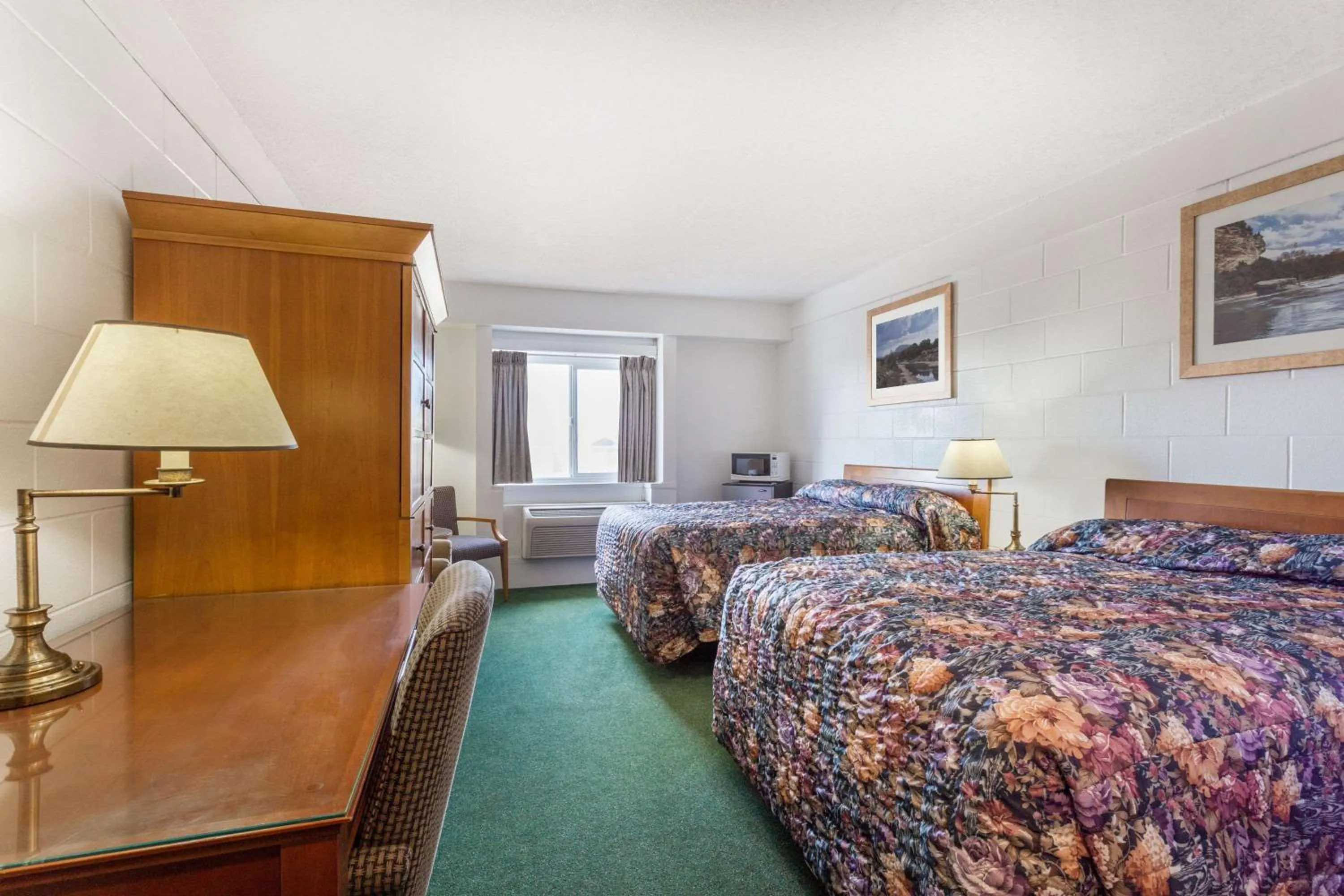 Photo of the whole room, Bed in MOOSEJAW INN