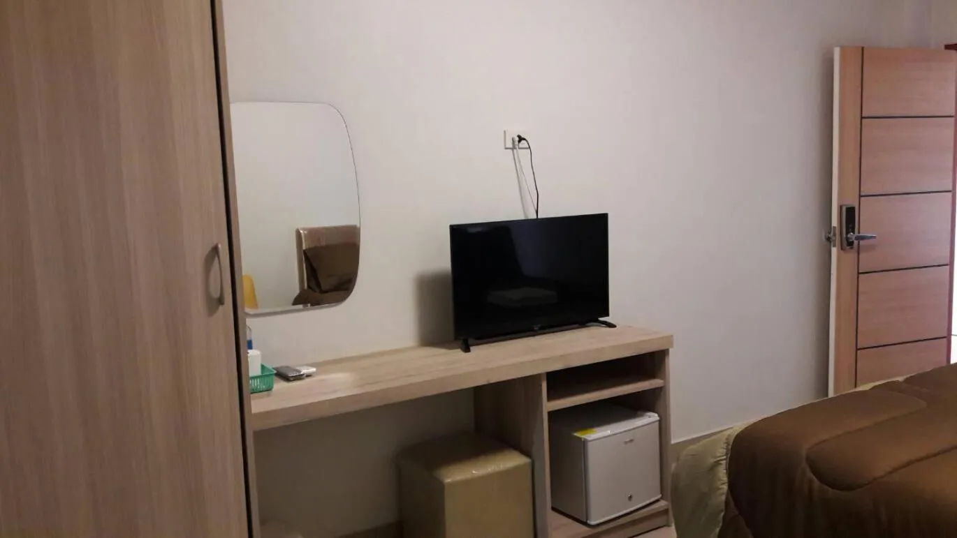 Photo of the whole room, Bed in Roseate Bangkok Hotel