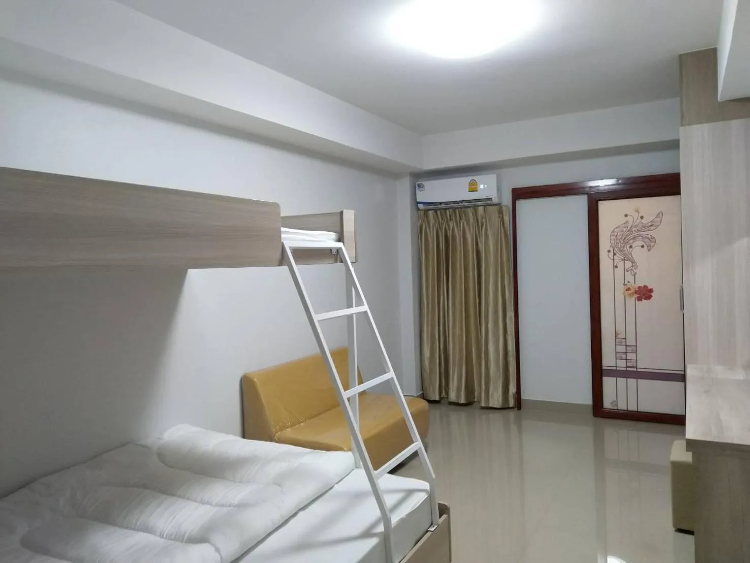 Bed in Roseate Bangkok Hotel