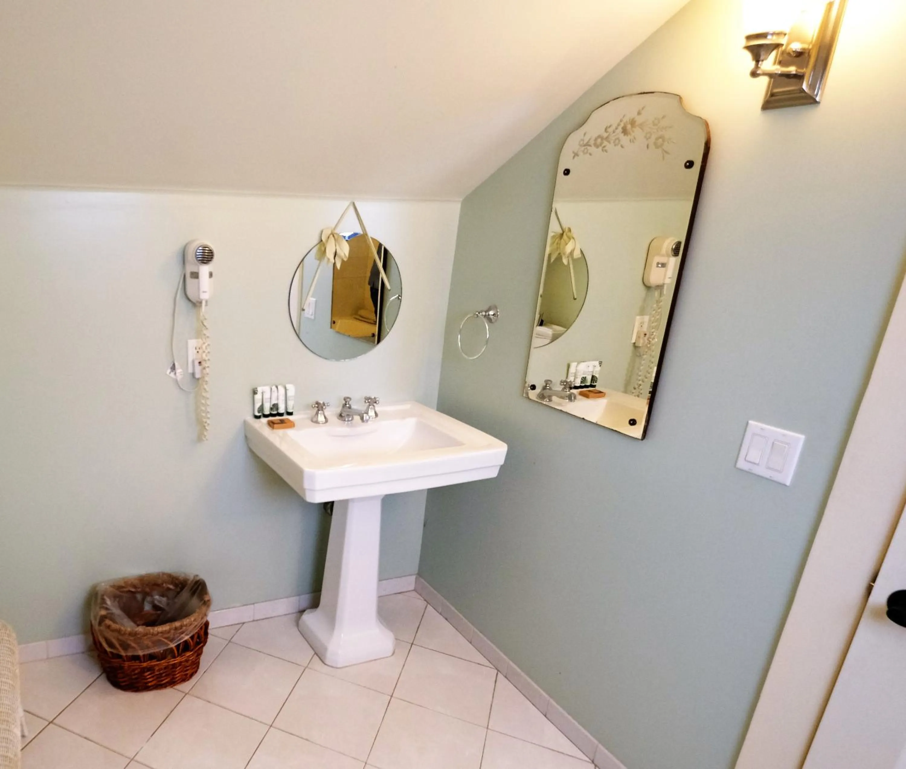 Bathroom in Arroyo Vista Inn