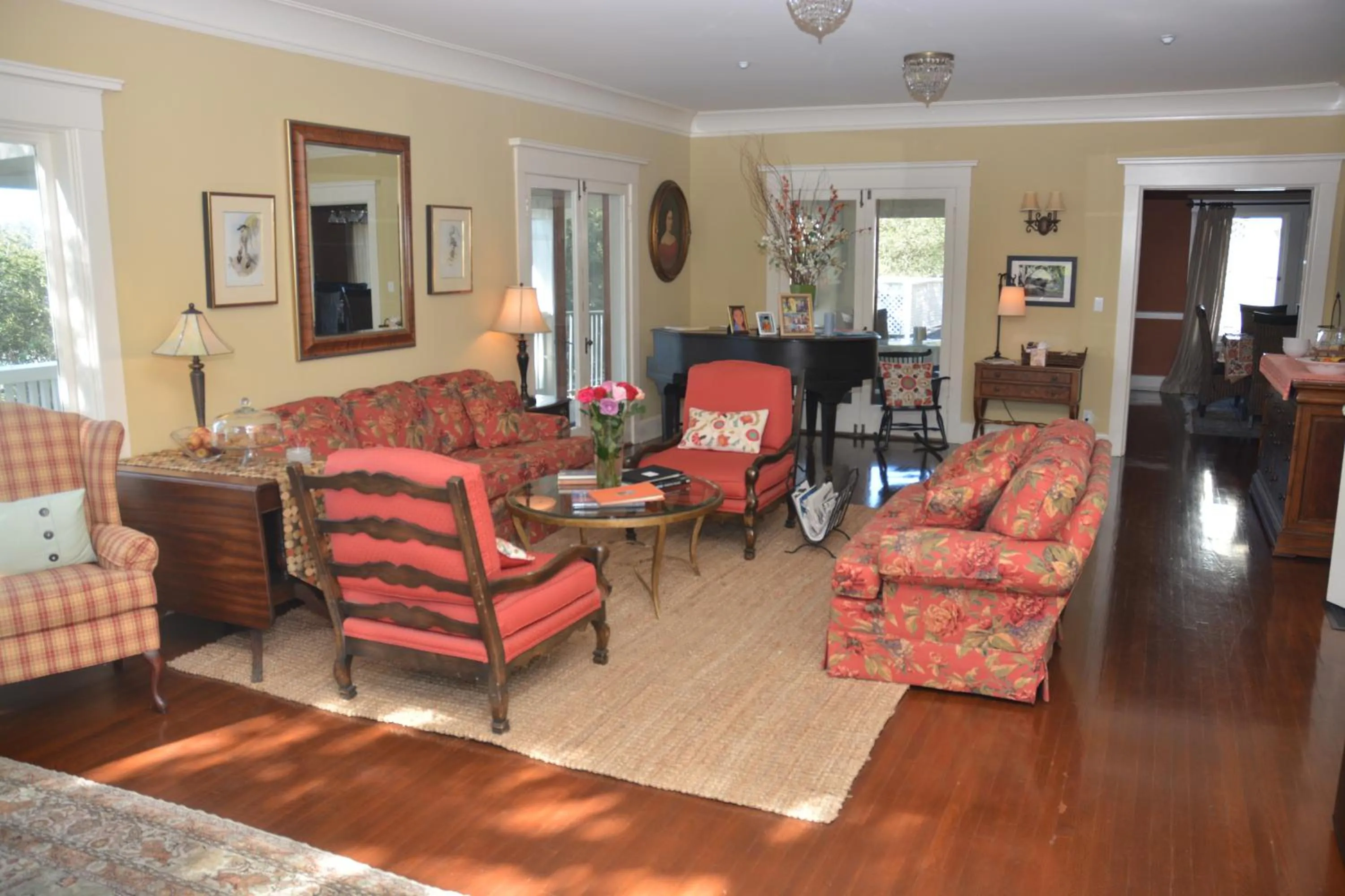 Communal lounge/ TV room in Arroyo Vista Inn