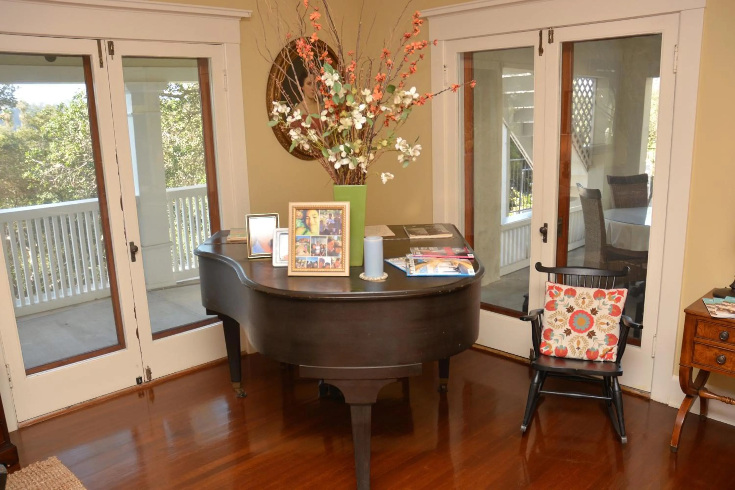 Communal lounge/ TV room in Arroyo Vista Inn