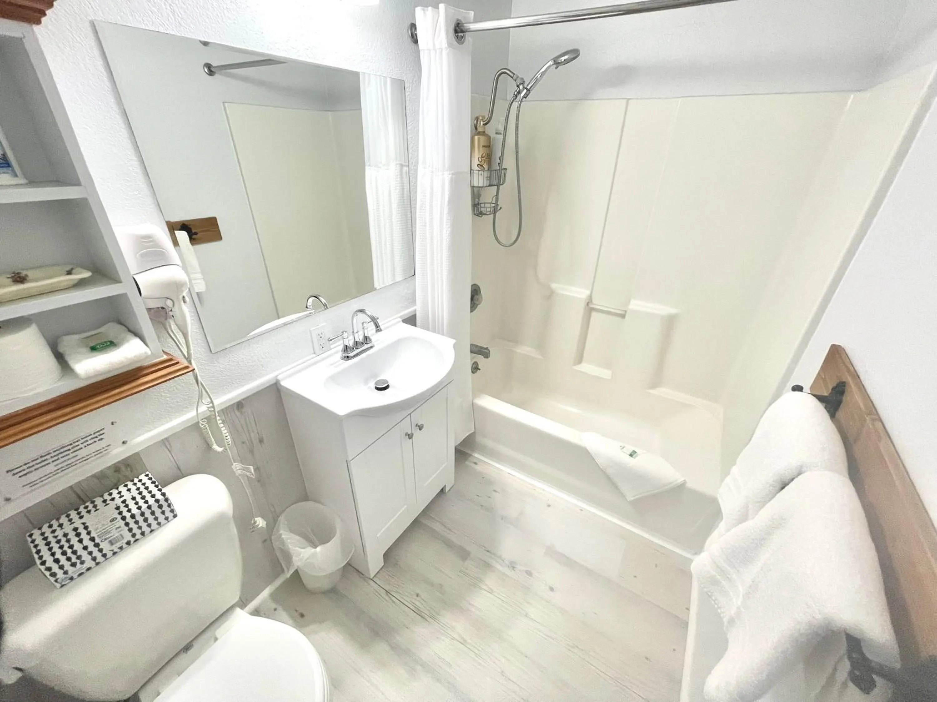 Bathroom in Sierra Mountain Lodge - Vacation Rentals - Yosemite