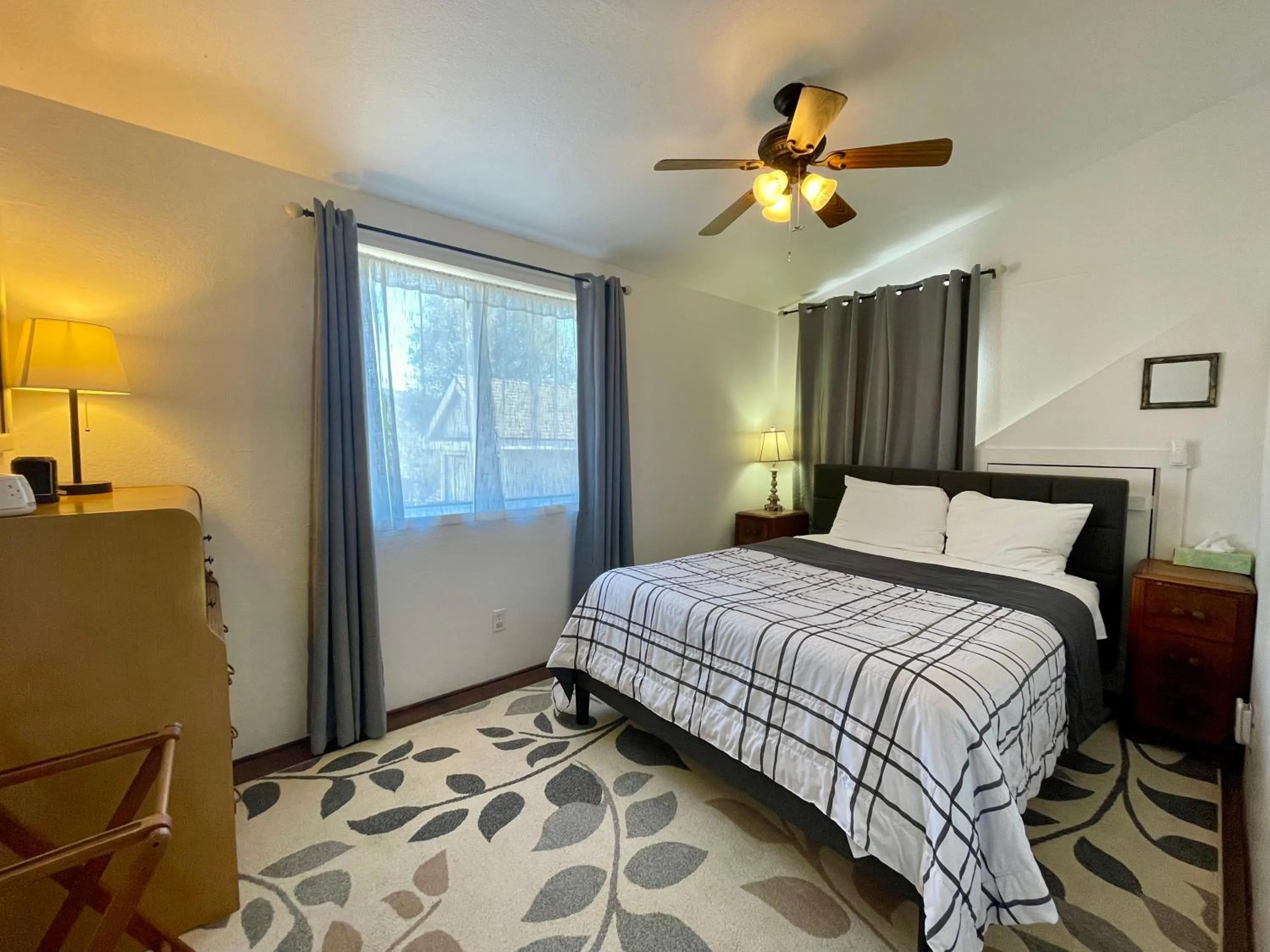 Bed in Sierra Mountain Lodge - Vacation Rentals - Yosemite