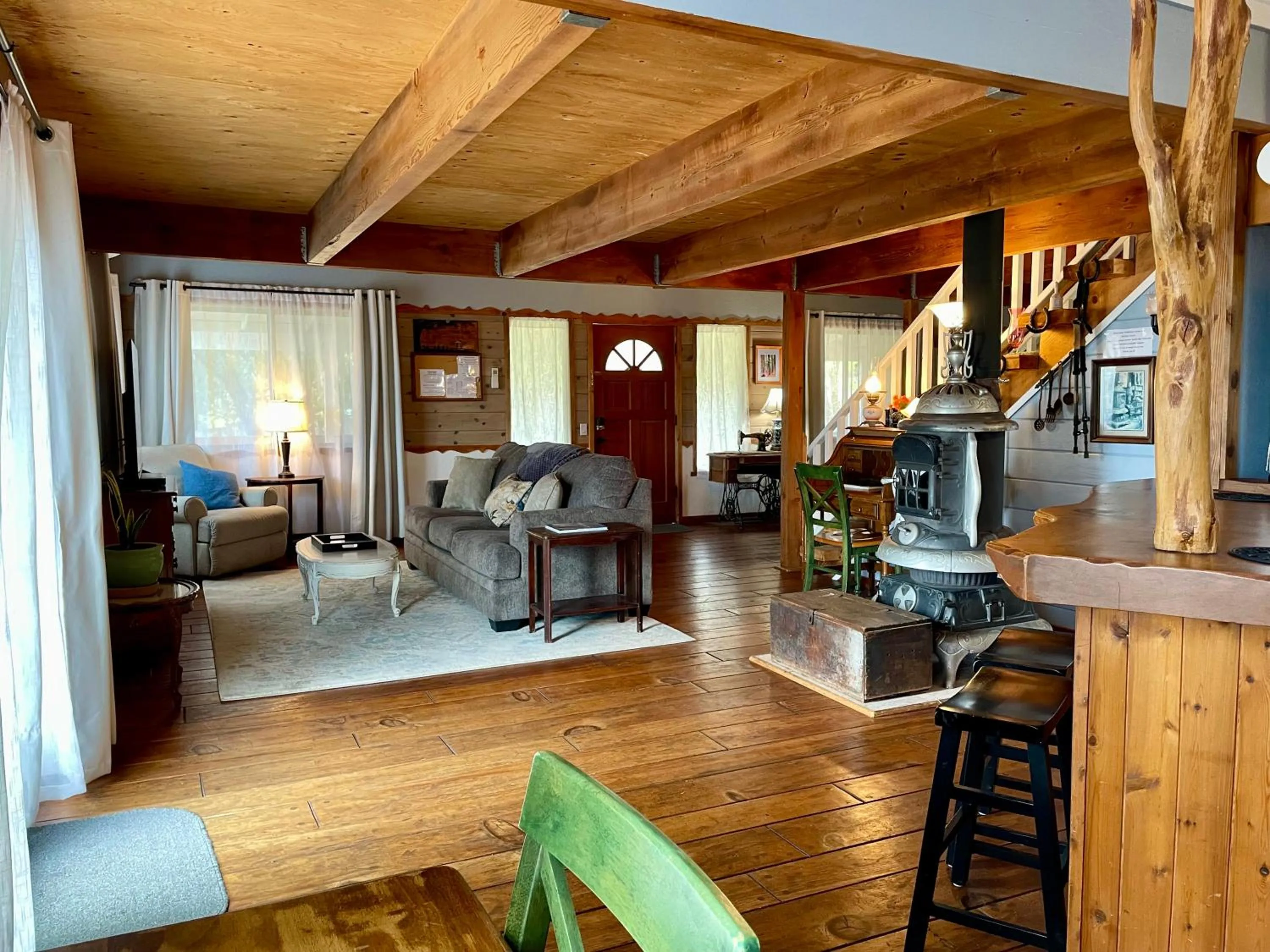 Living room in Sierra Mountain Lodge - Vacation Rentals - Yosemite