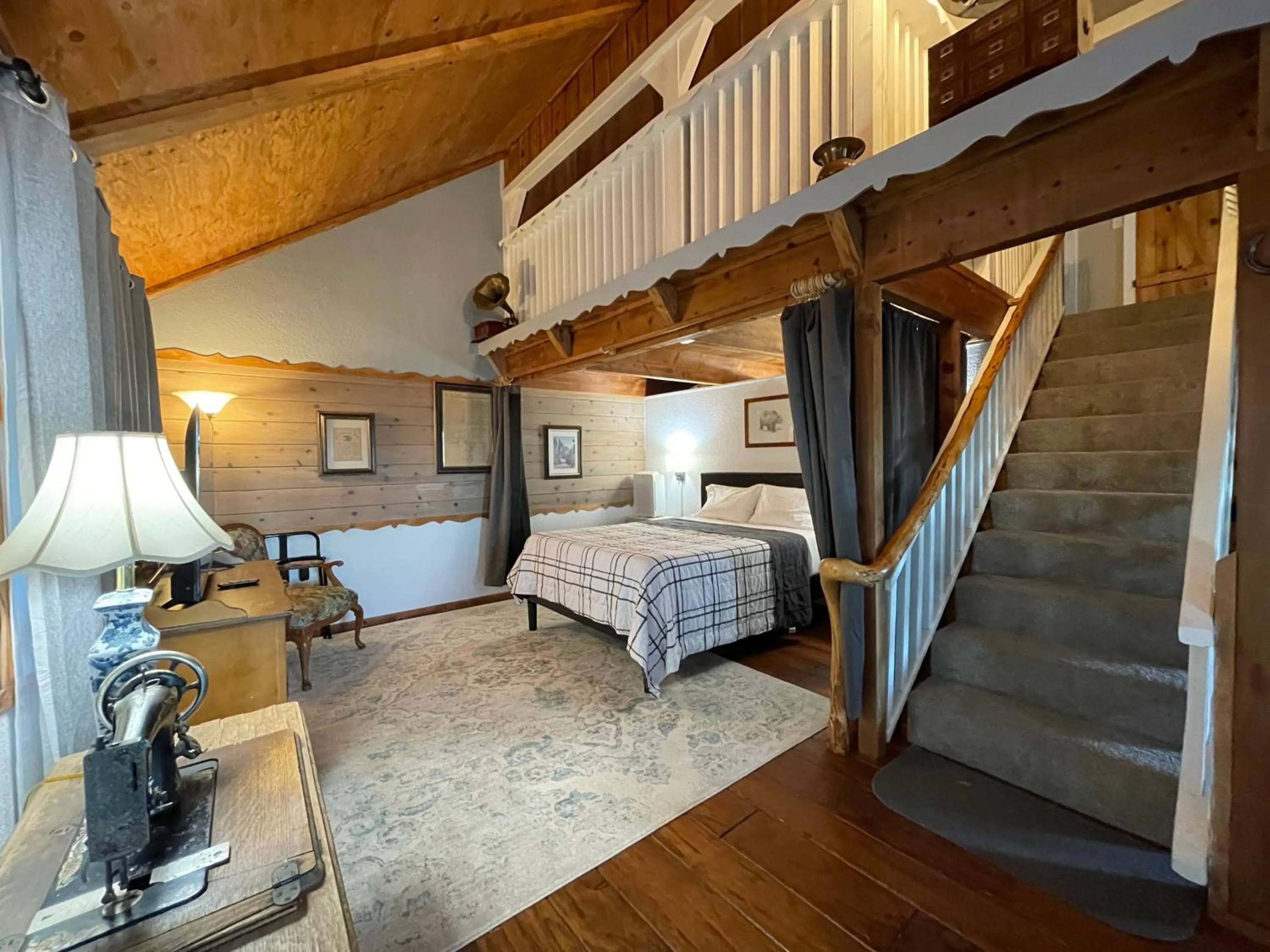 Bed in Sierra Mountain Lodge - Vacation Rentals - Yosemite