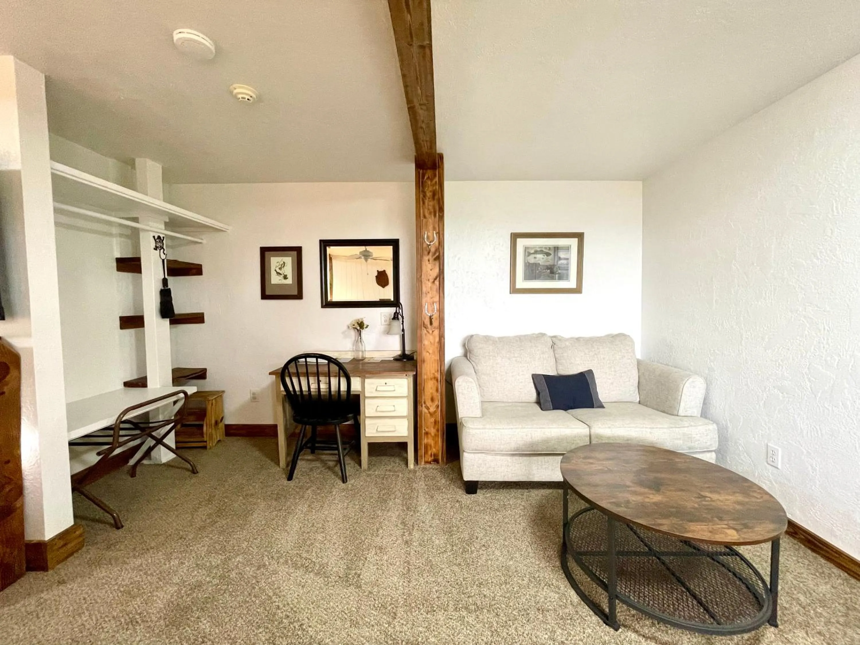 Seating area in Sierra Mountain Lodge - Vacation Rentals - Yosemite
