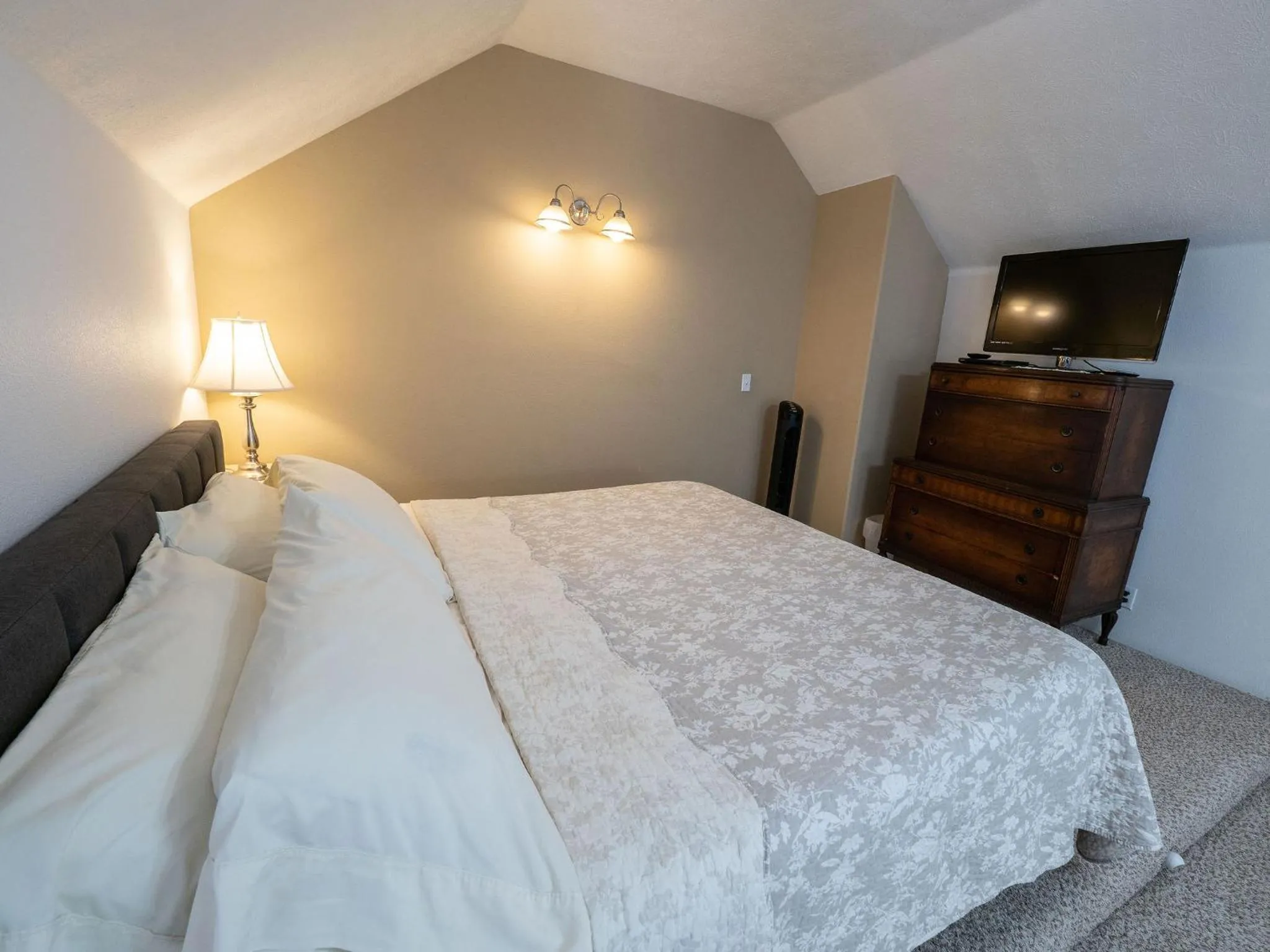 Bedroom, Bed in Sierra Mountain Lodge - Vacation Rentals - Yosemite