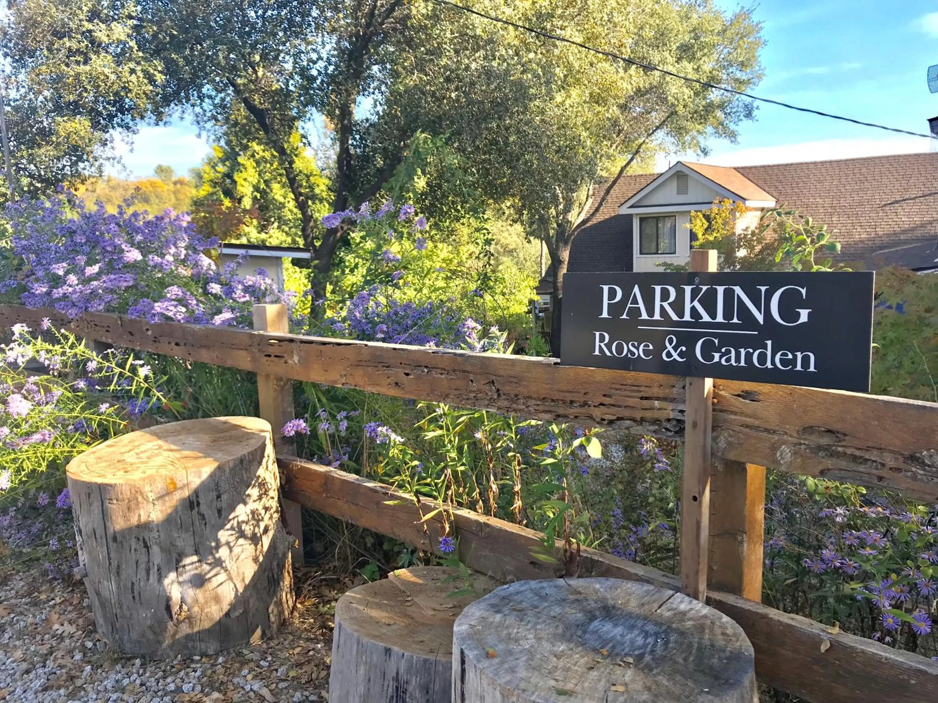 Parking in Sierra Mountain Lodge - Vacation Rentals - Yosemite