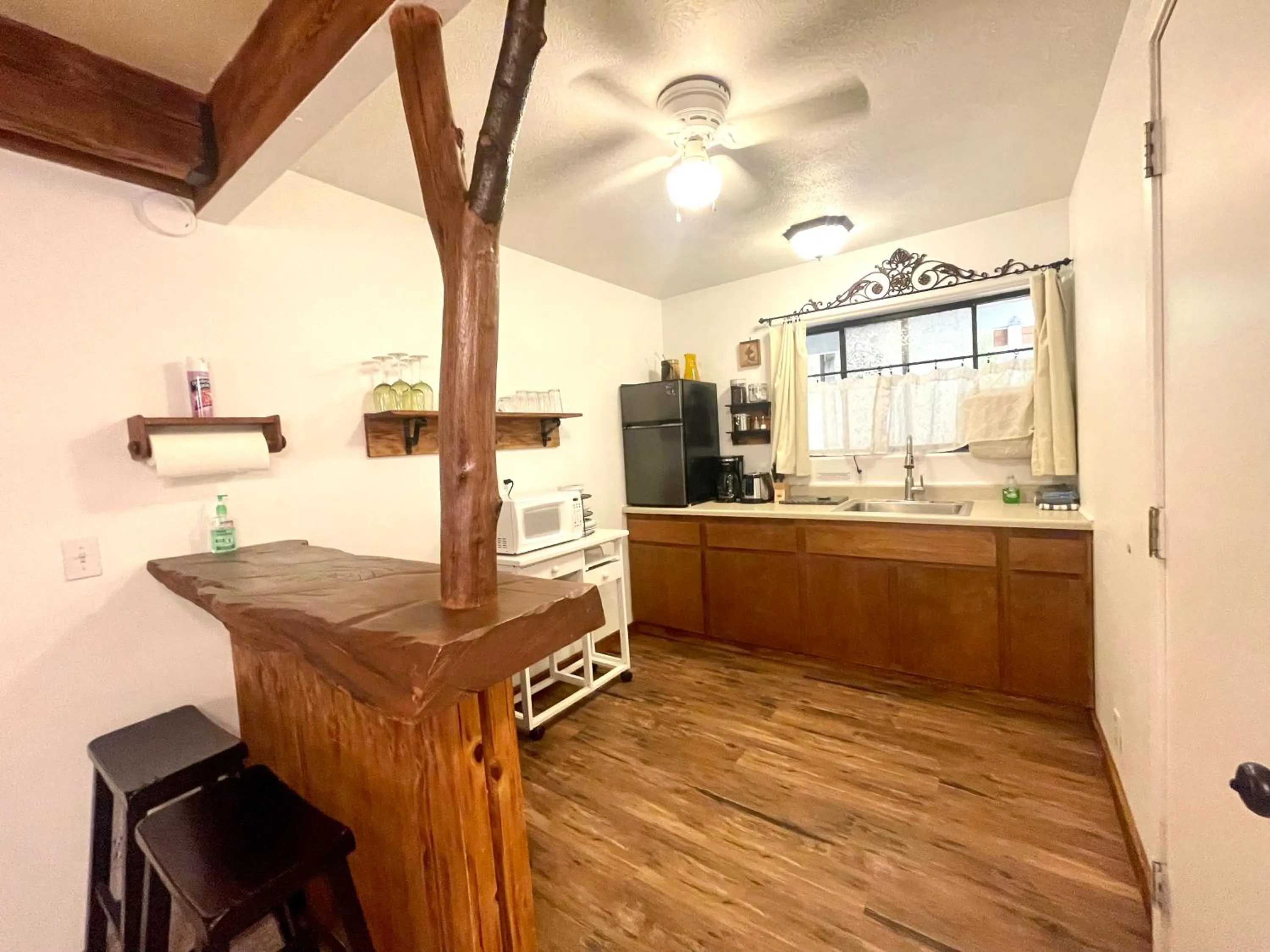 Kitchen or kitchenette in Sierra Mountain Lodge - Vacation Rentals - Yosemite