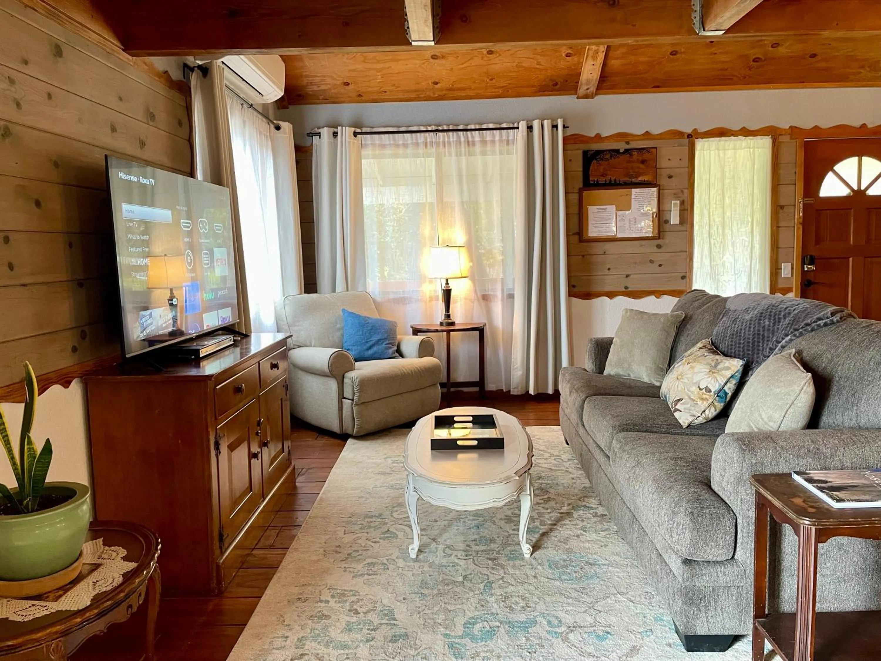 Living room in Sierra Mountain Lodge - Vacation Rentals - Yosemite