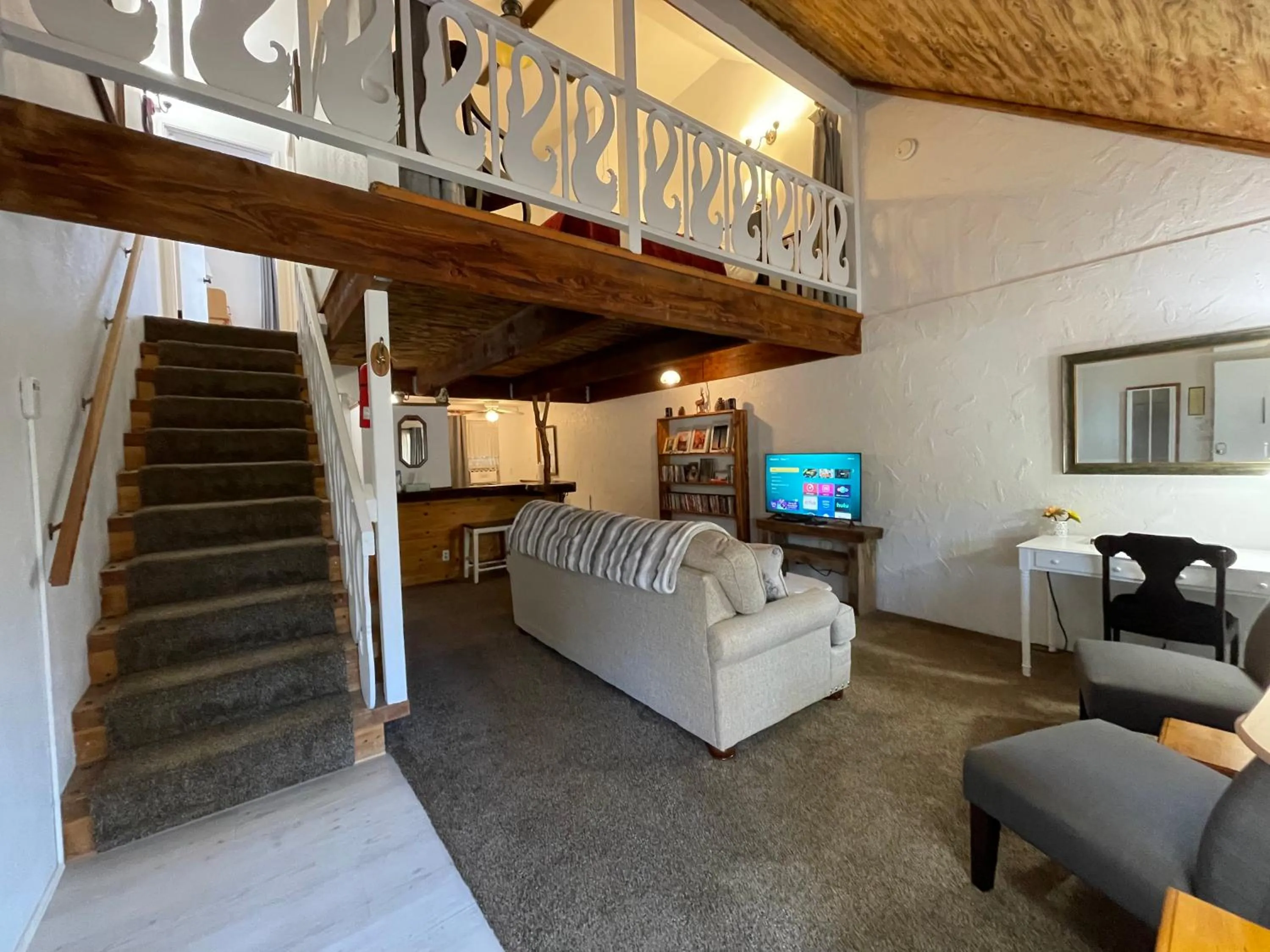 Living room in Sierra Mountain Lodge - Vacation Rentals - Yosemite