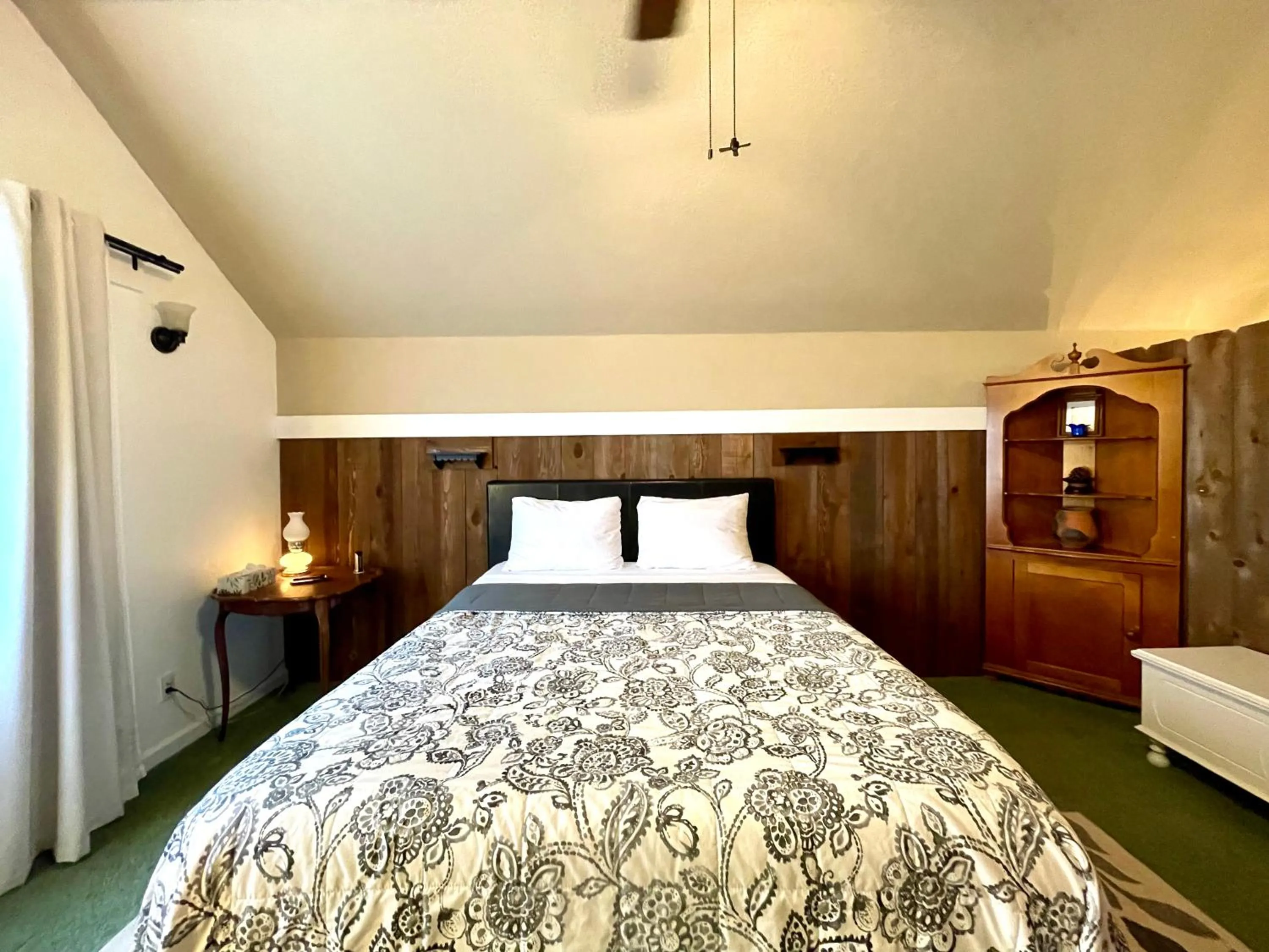 Bed in Sierra Mountain Lodge - Vacation Rentals - Yosemite