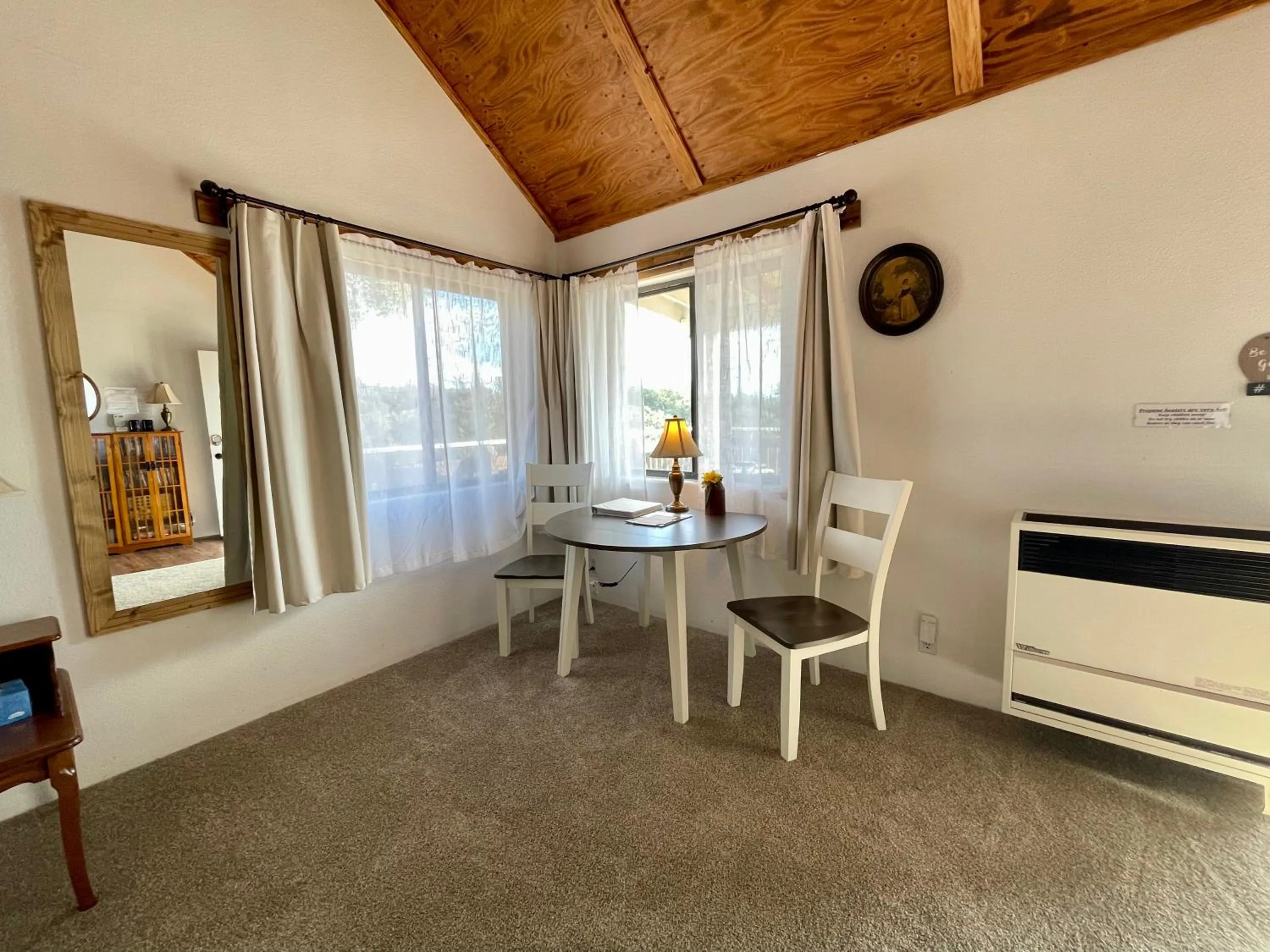 Seating area in Sierra Mountain Lodge - Vacation Rentals - Yosemite