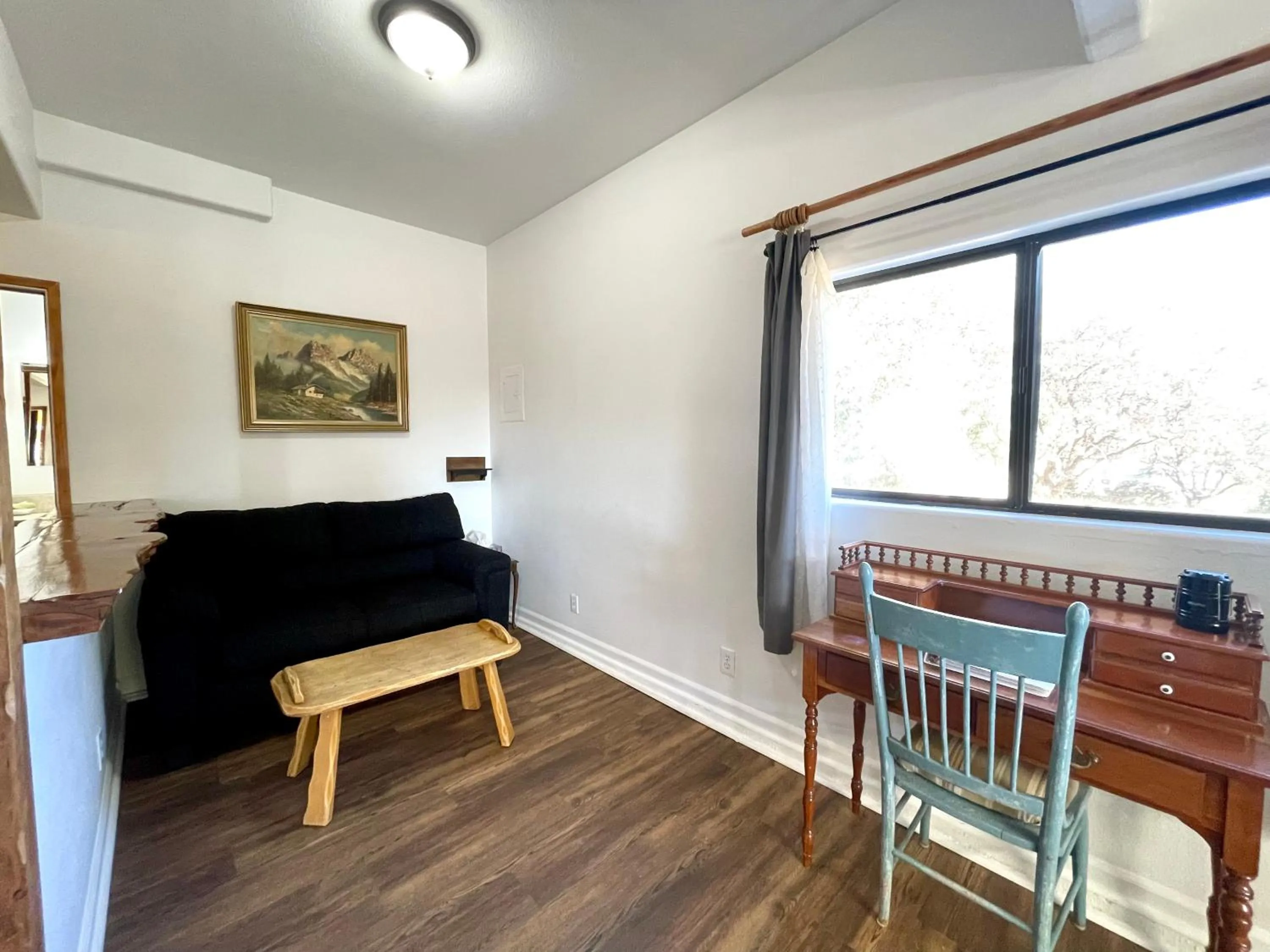 Seating area in Sierra Mountain Lodge - Vacation Rentals - Yosemite