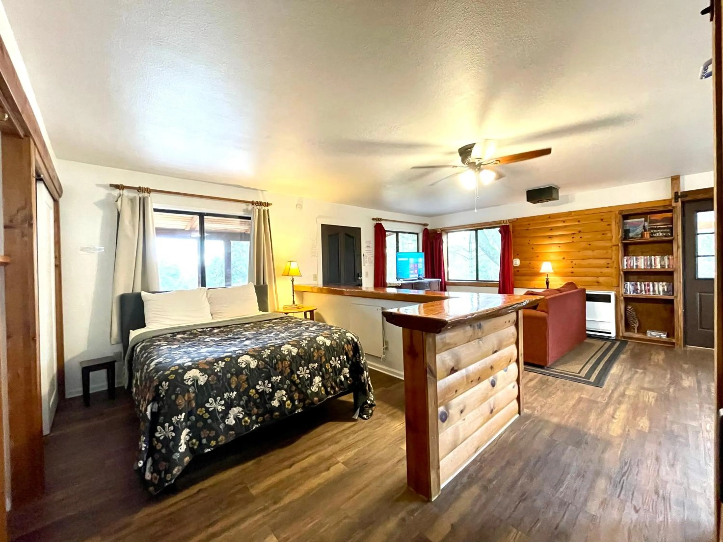 Photo of the whole room, Bed in Sierra Mountain Lodge - Vacation Rentals - Yosemite