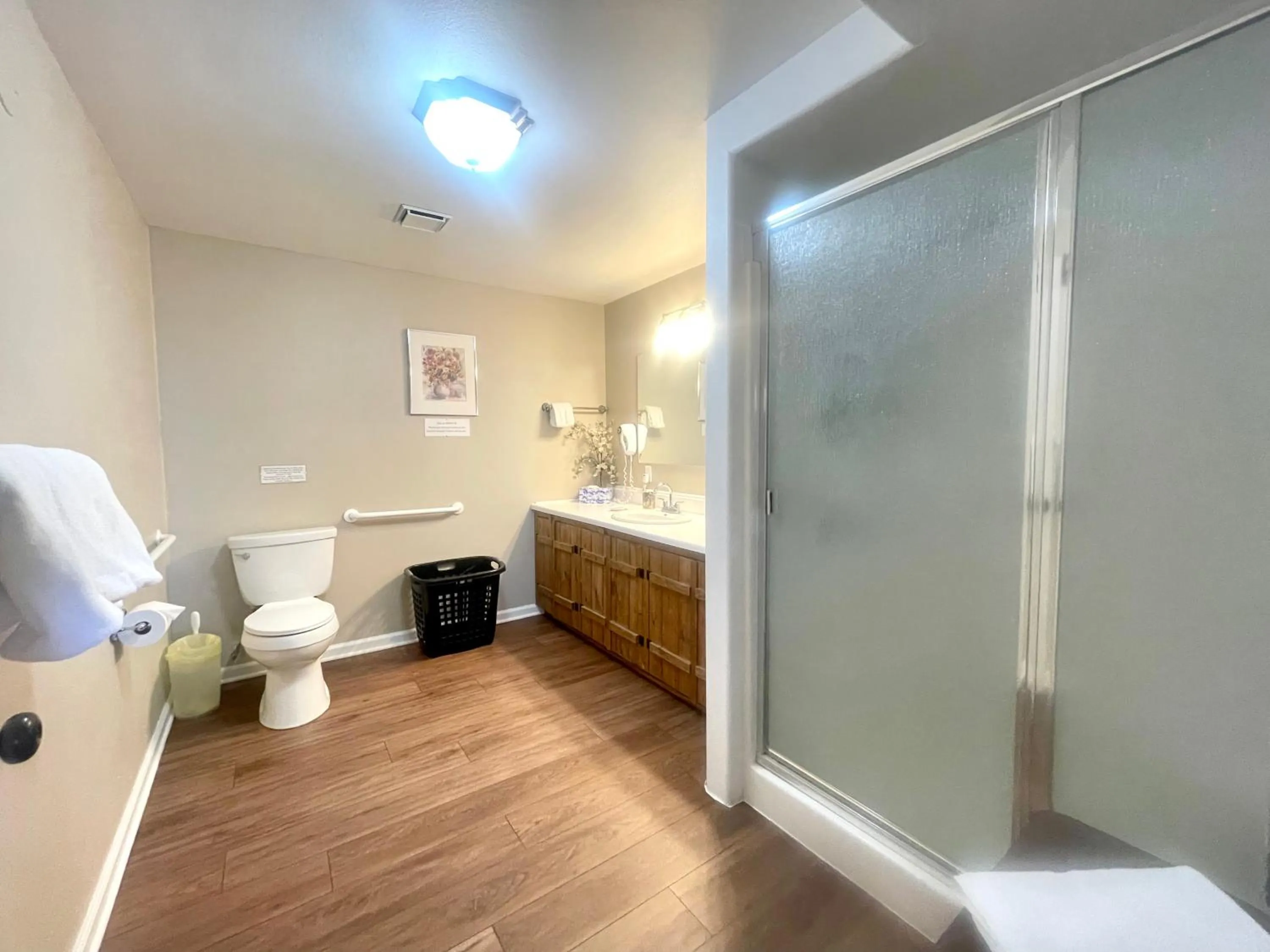 Shower in Sierra Mountain Lodge - Vacation Rentals - Yosemite