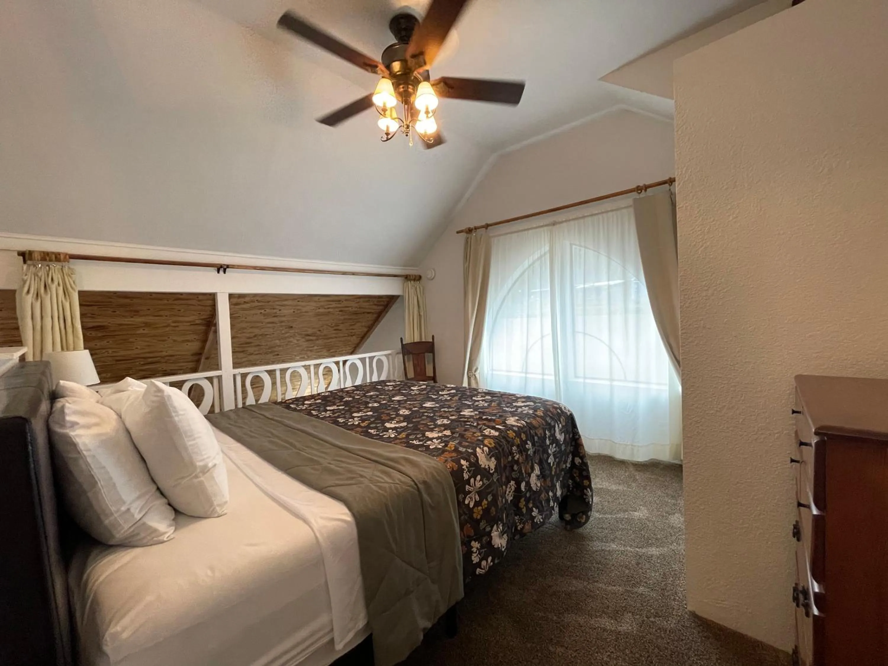 Bed in Sierra Mountain Lodge - Vacation Rentals - Yosemite