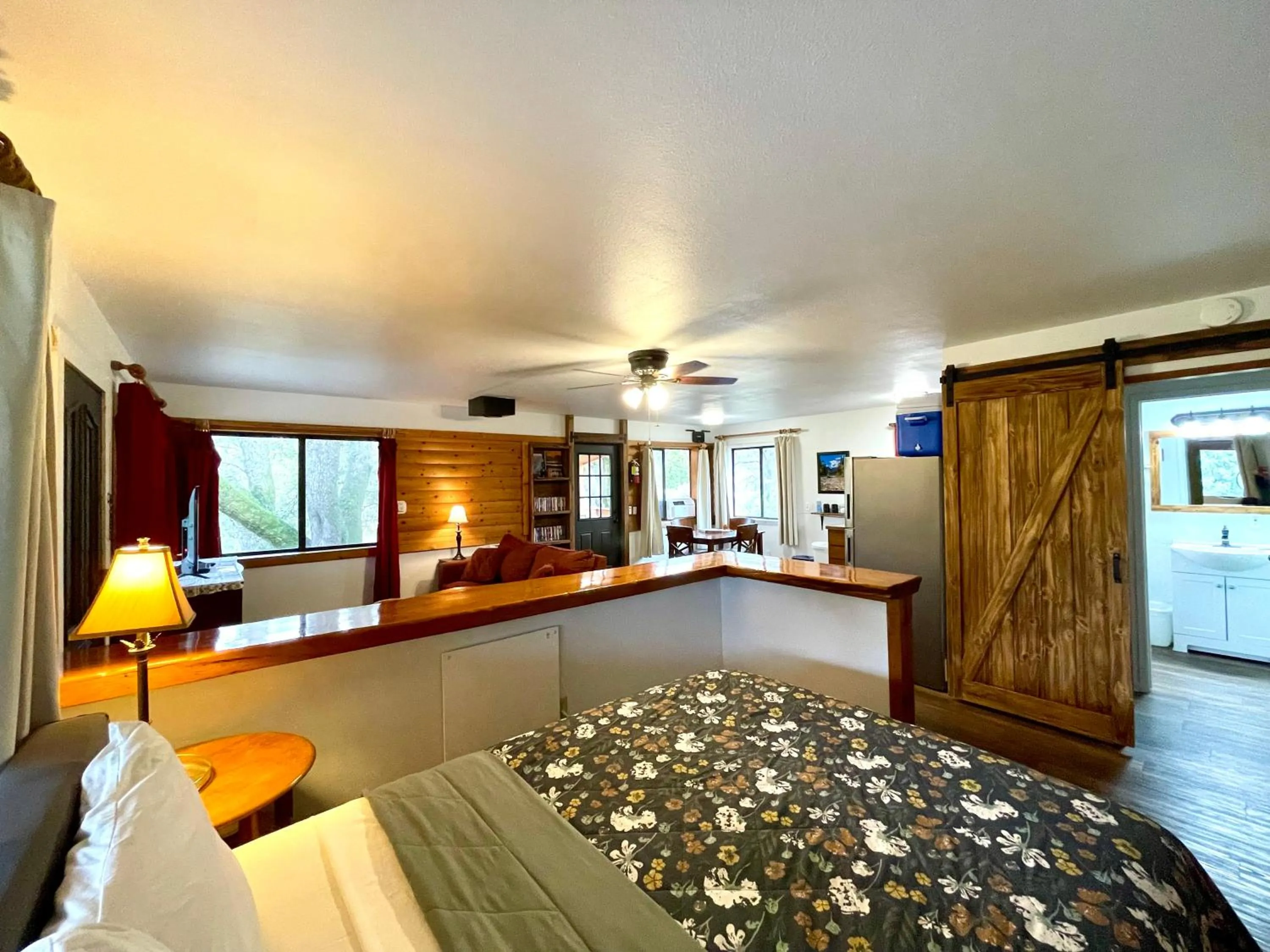 Photo of the whole room, Bed in Sierra Mountain Lodge - Vacation Rentals - Yosemite