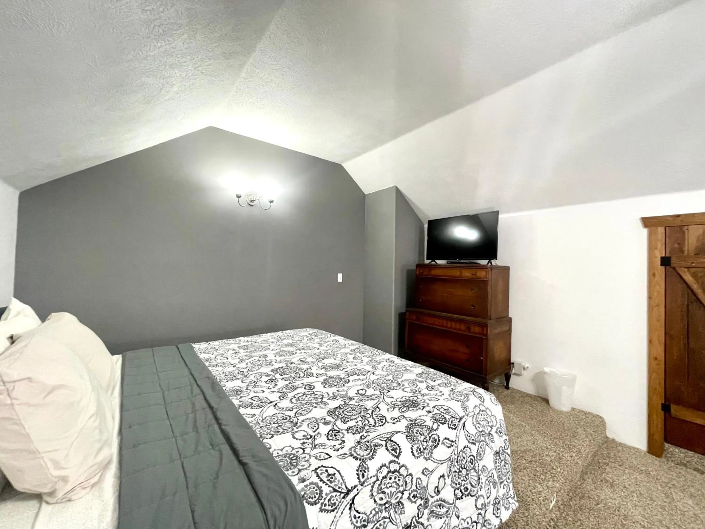 Bed in Sierra Mountain Lodge - Vacation Rentals - Yosemite