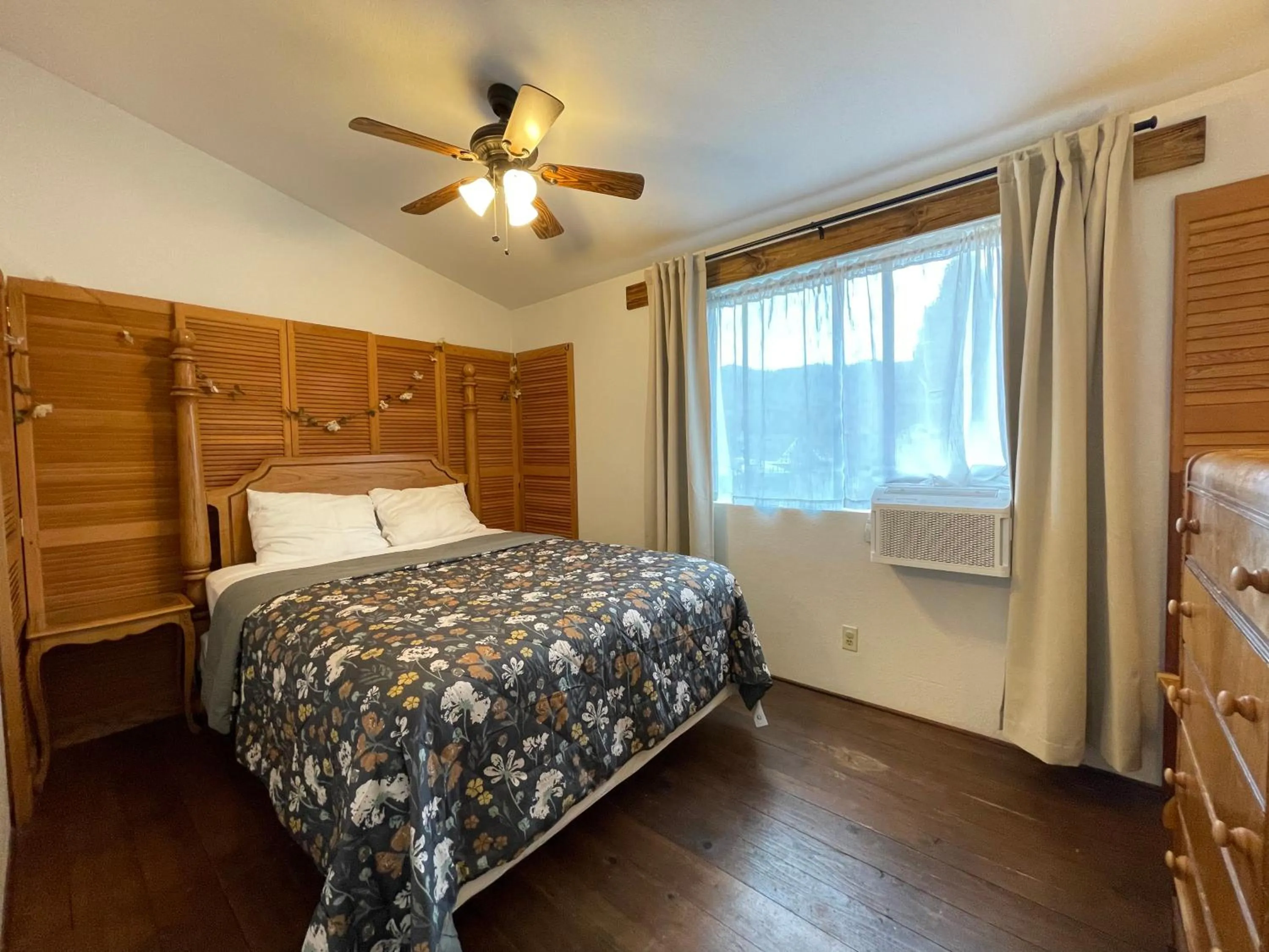 Bed in Sierra Mountain Lodge - Vacation Rentals - Yosemite
