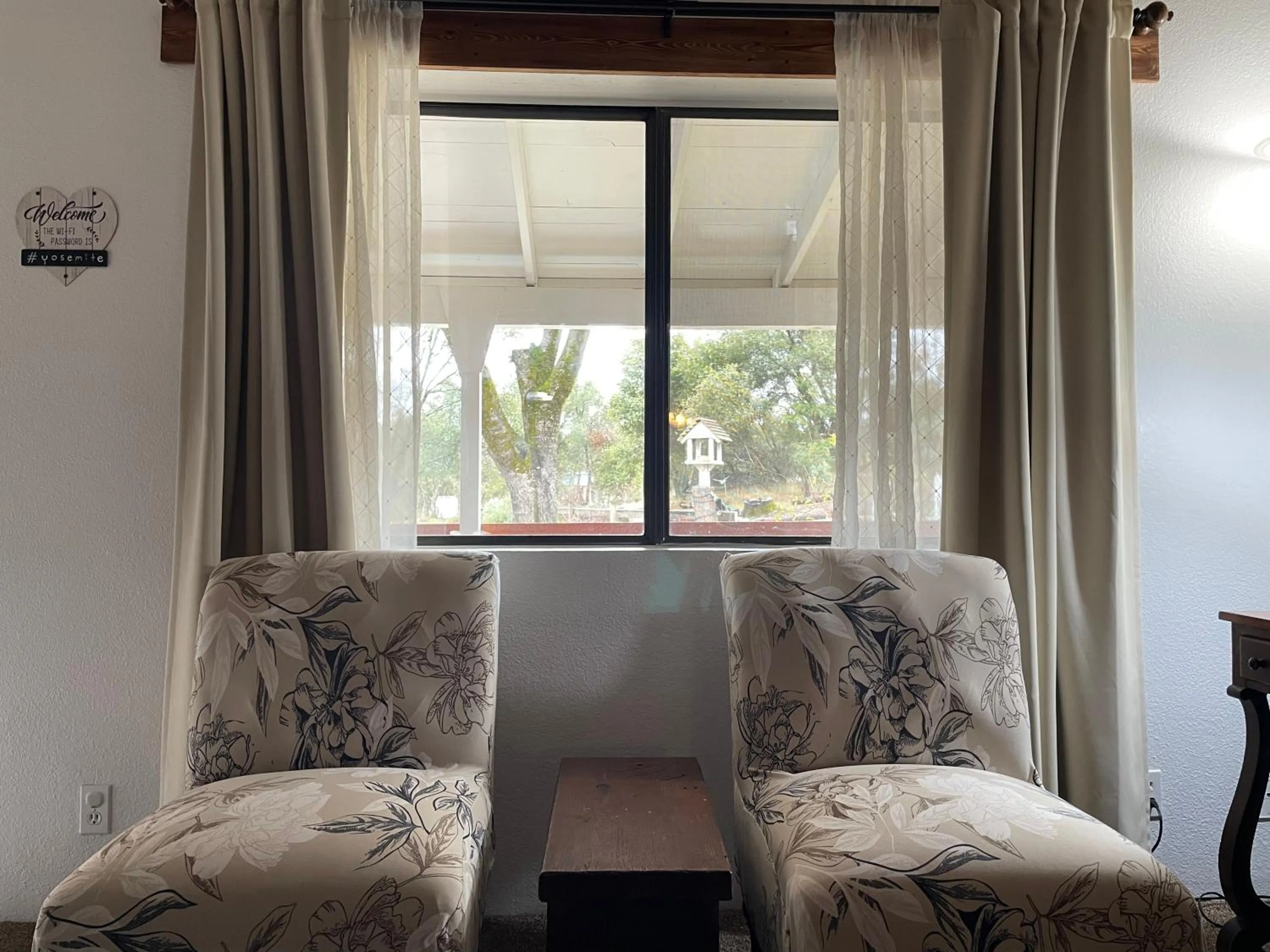 Seating area in Sierra Mountain Lodge - Vacation Rentals - Yosemite