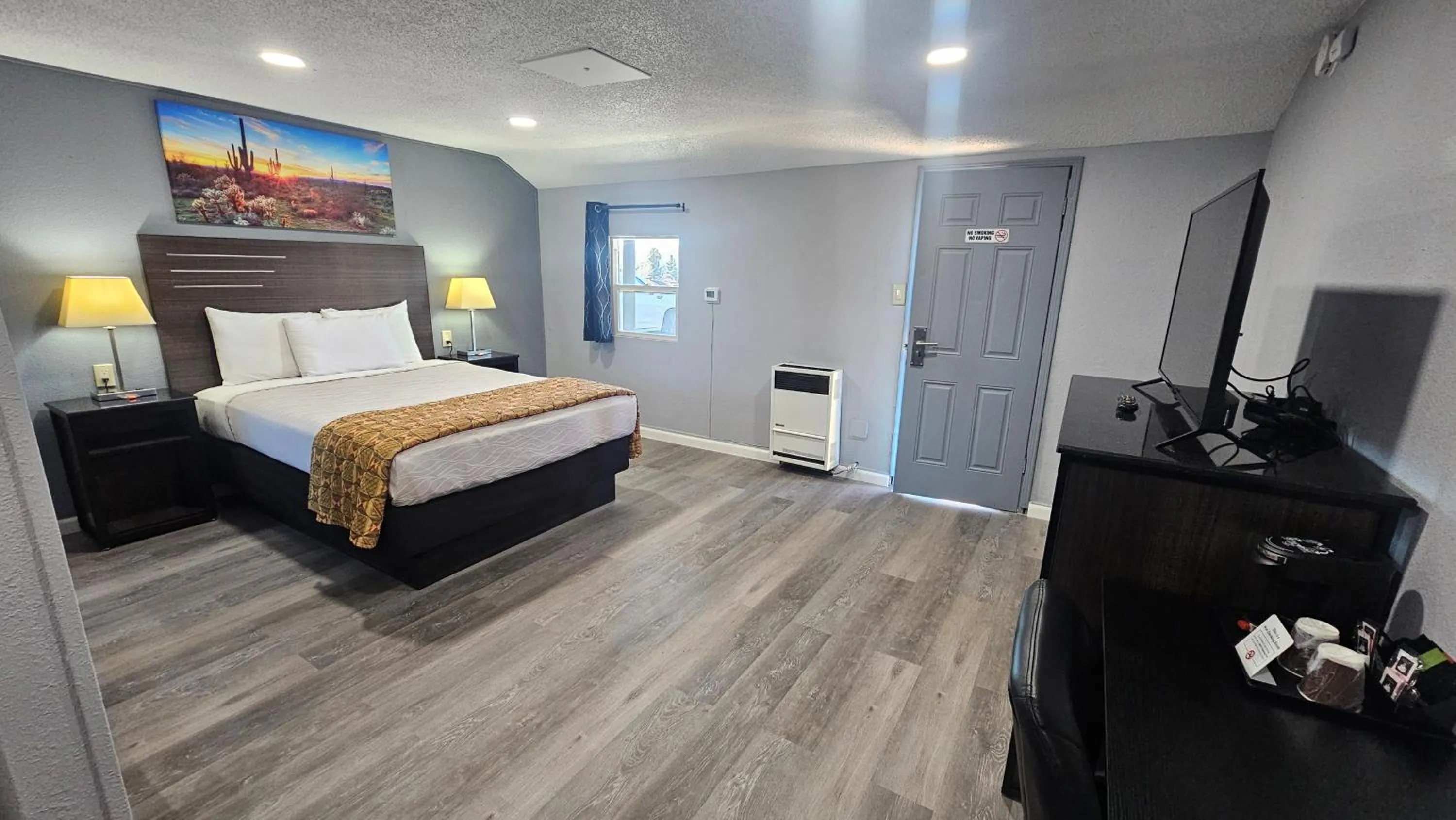 Bed in Travelers Inn