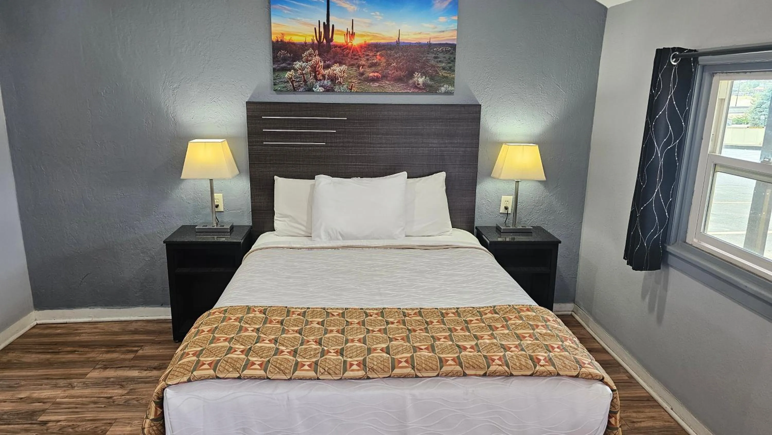 Bed in Travelers Inn