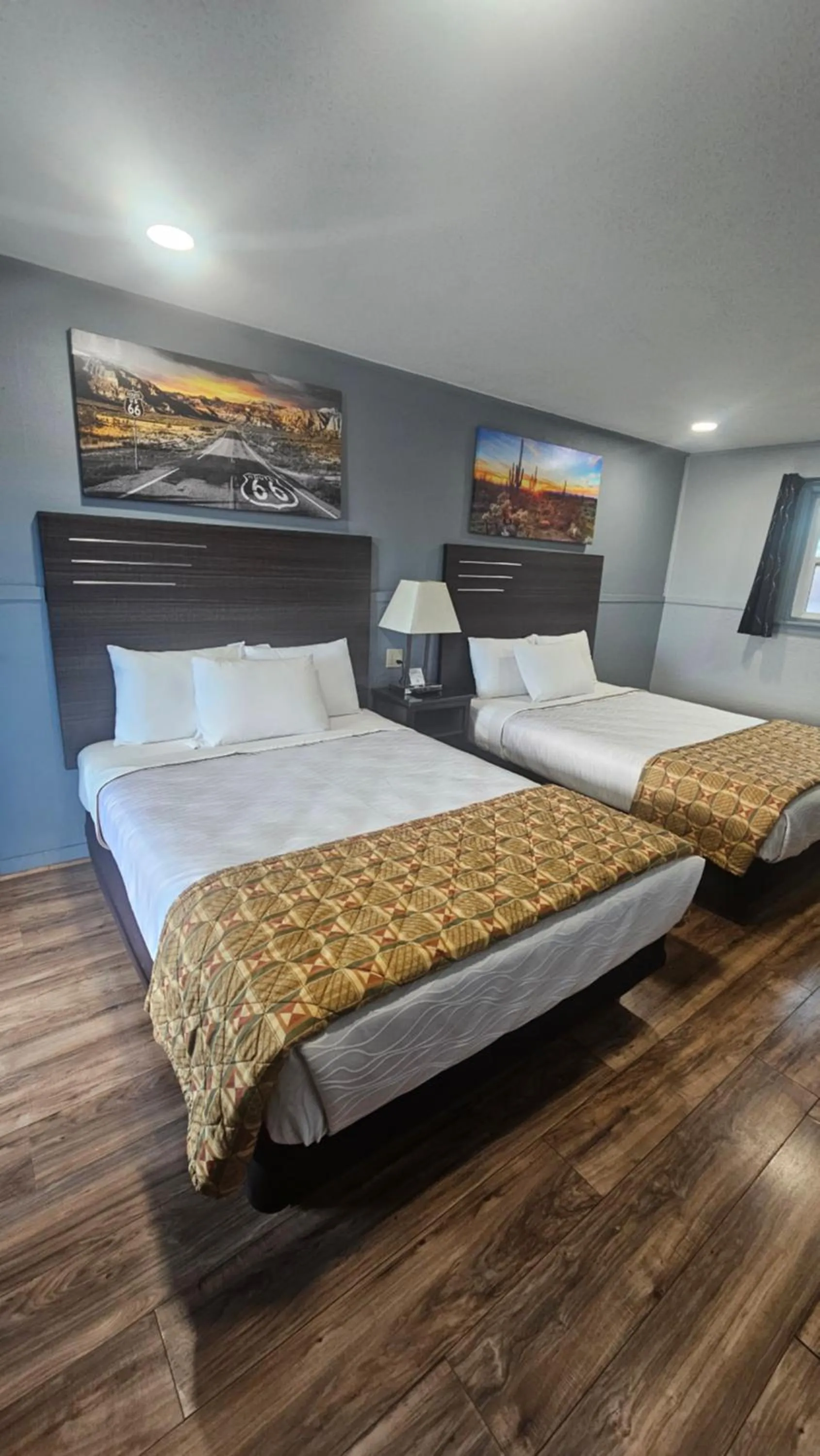 Bedroom, Bed in Travelers Inn