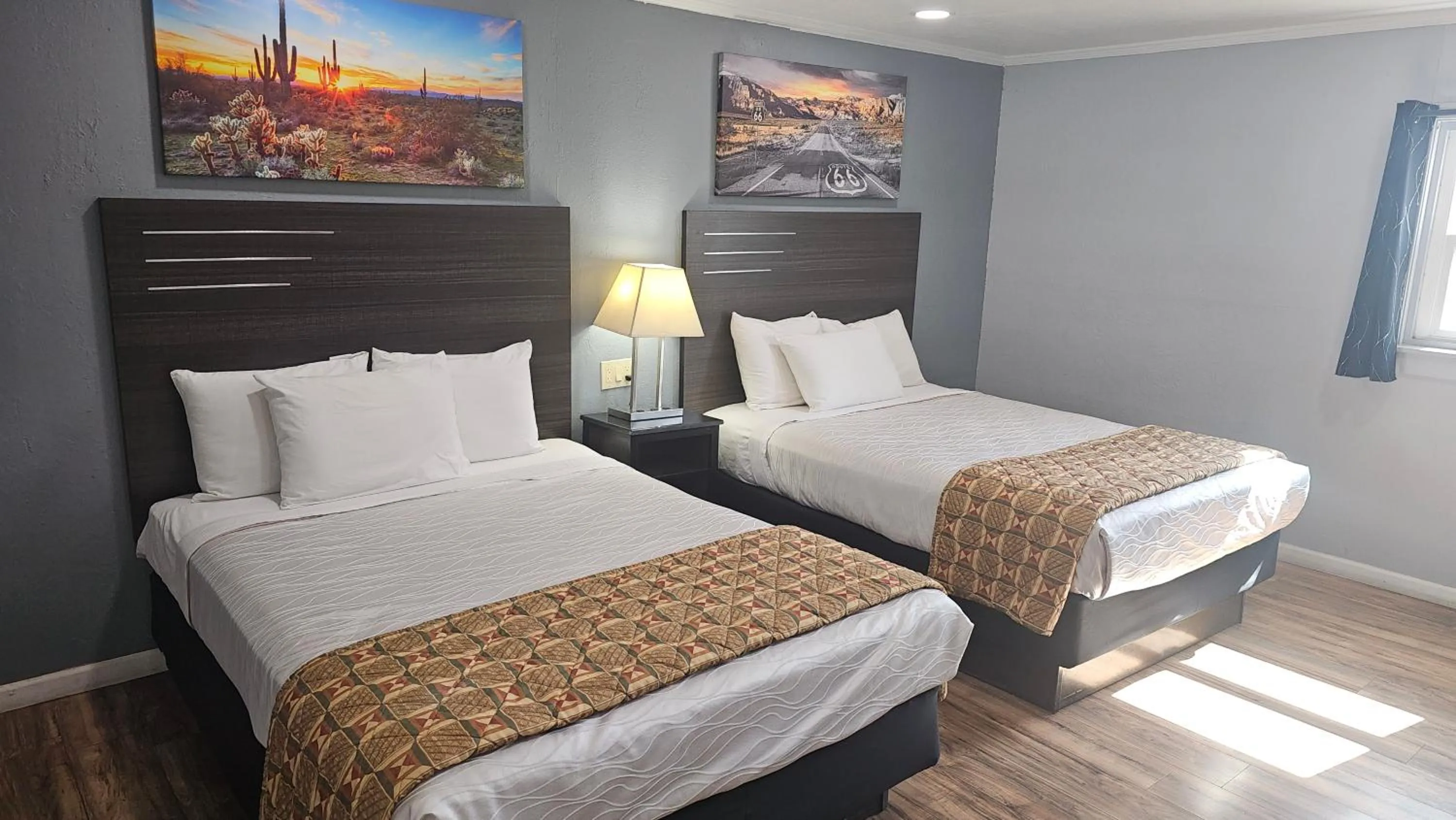 Bedroom, Bed in Travelers Inn