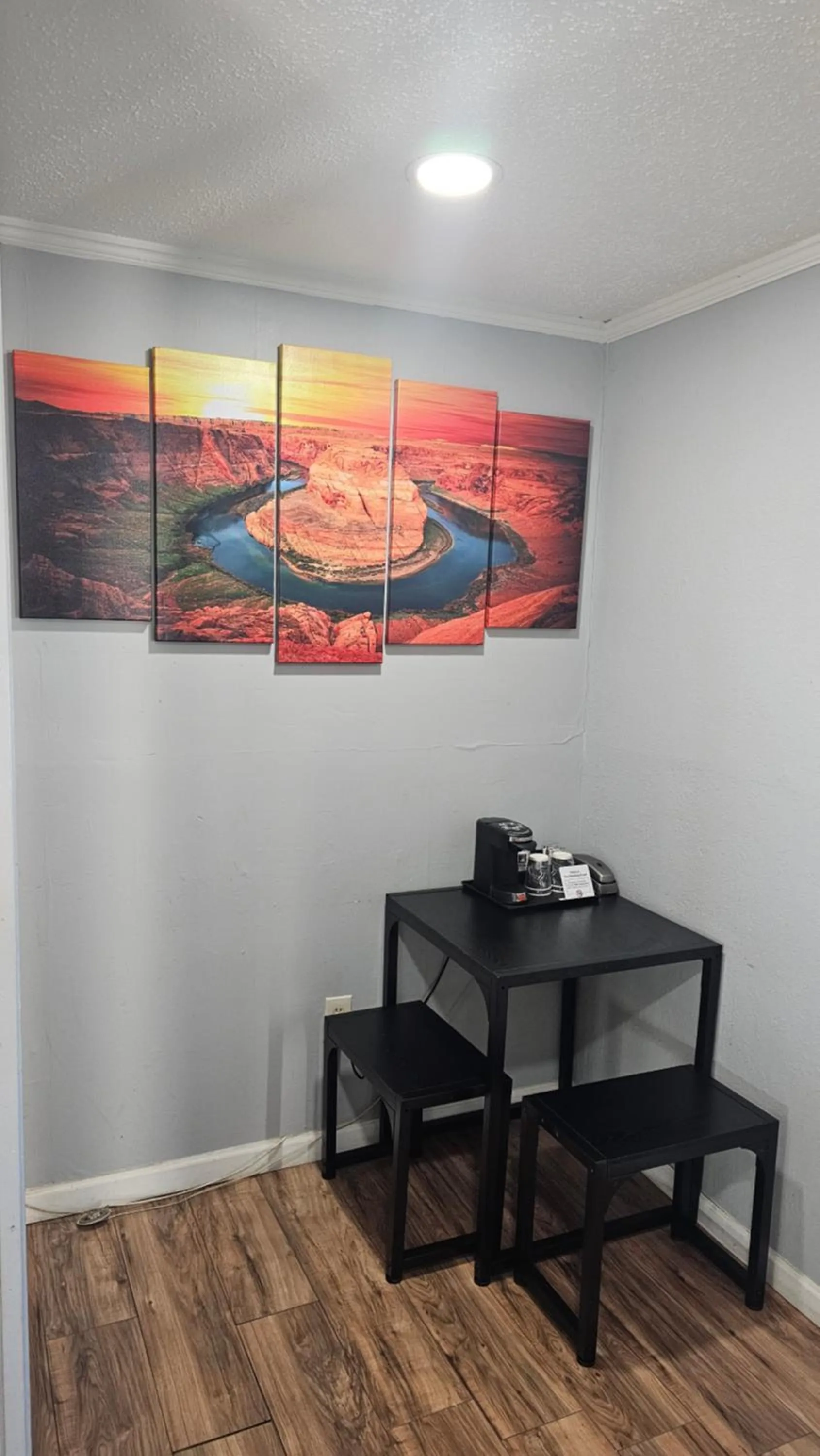 Seating area in Travelers Inn