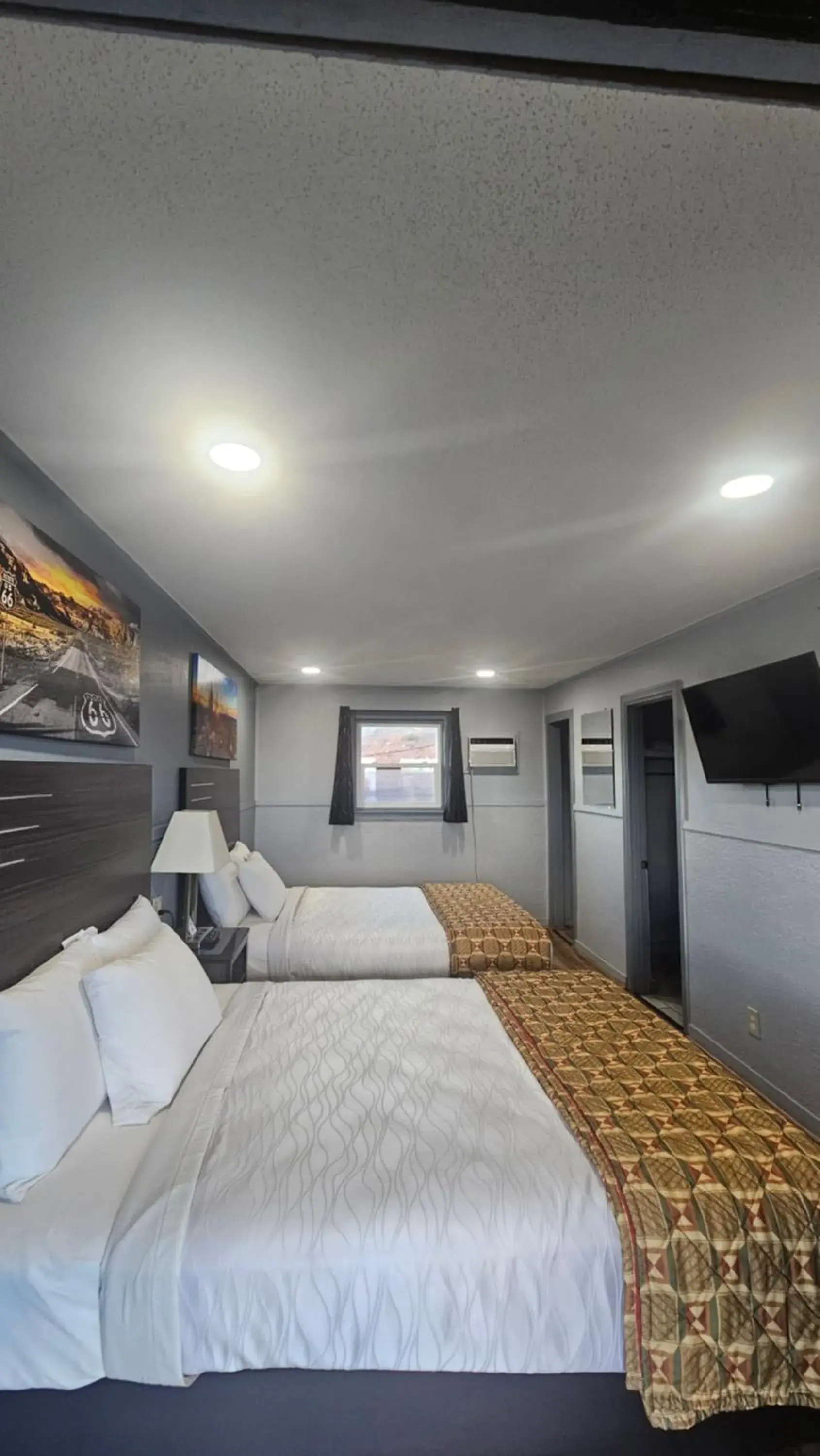 Photo of the whole room, Bed in Travelers Inn Photo of the whole room, Bed in Travelers Inn