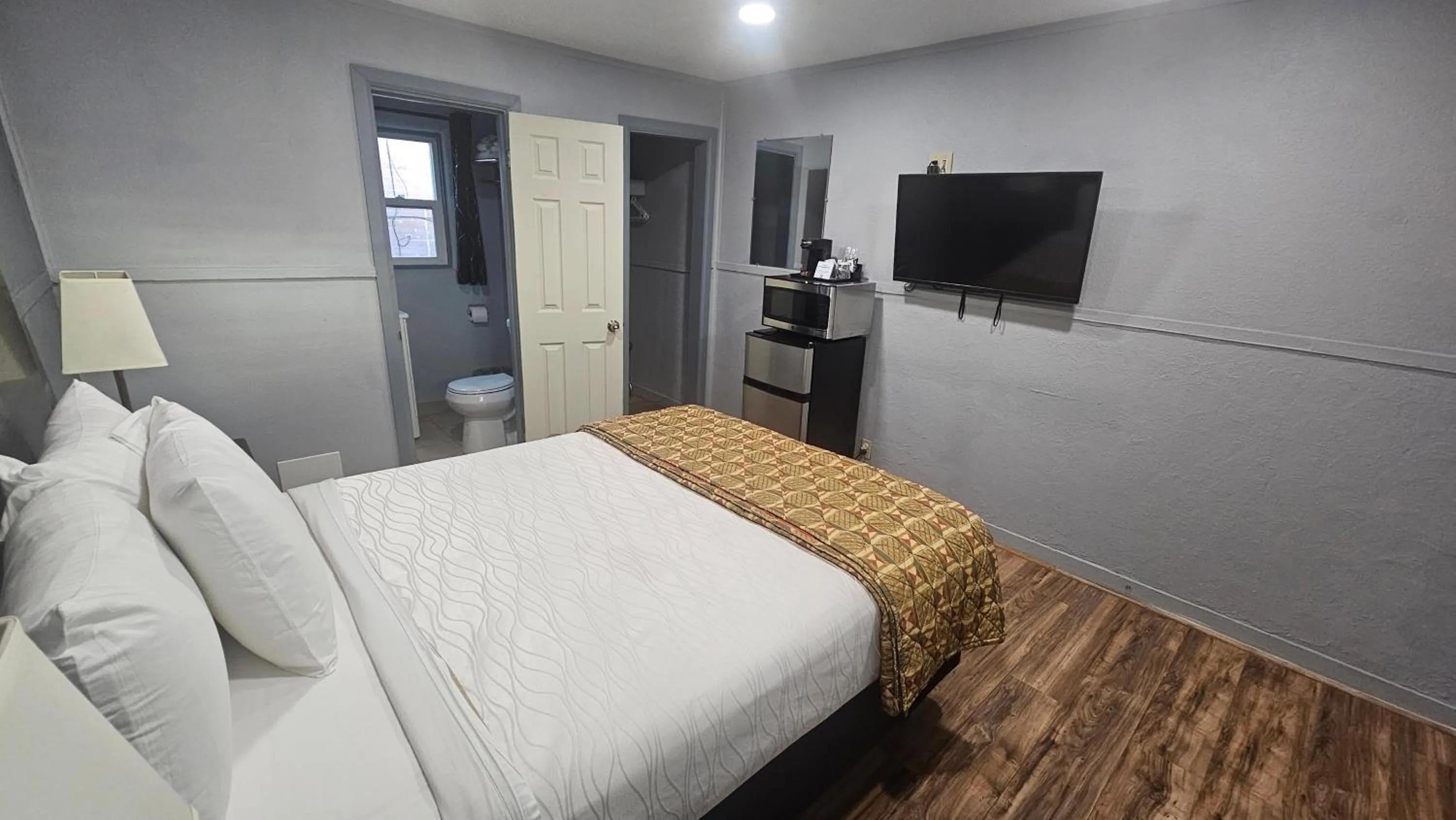 Photo of the whole room, Bed in Travelers Inn