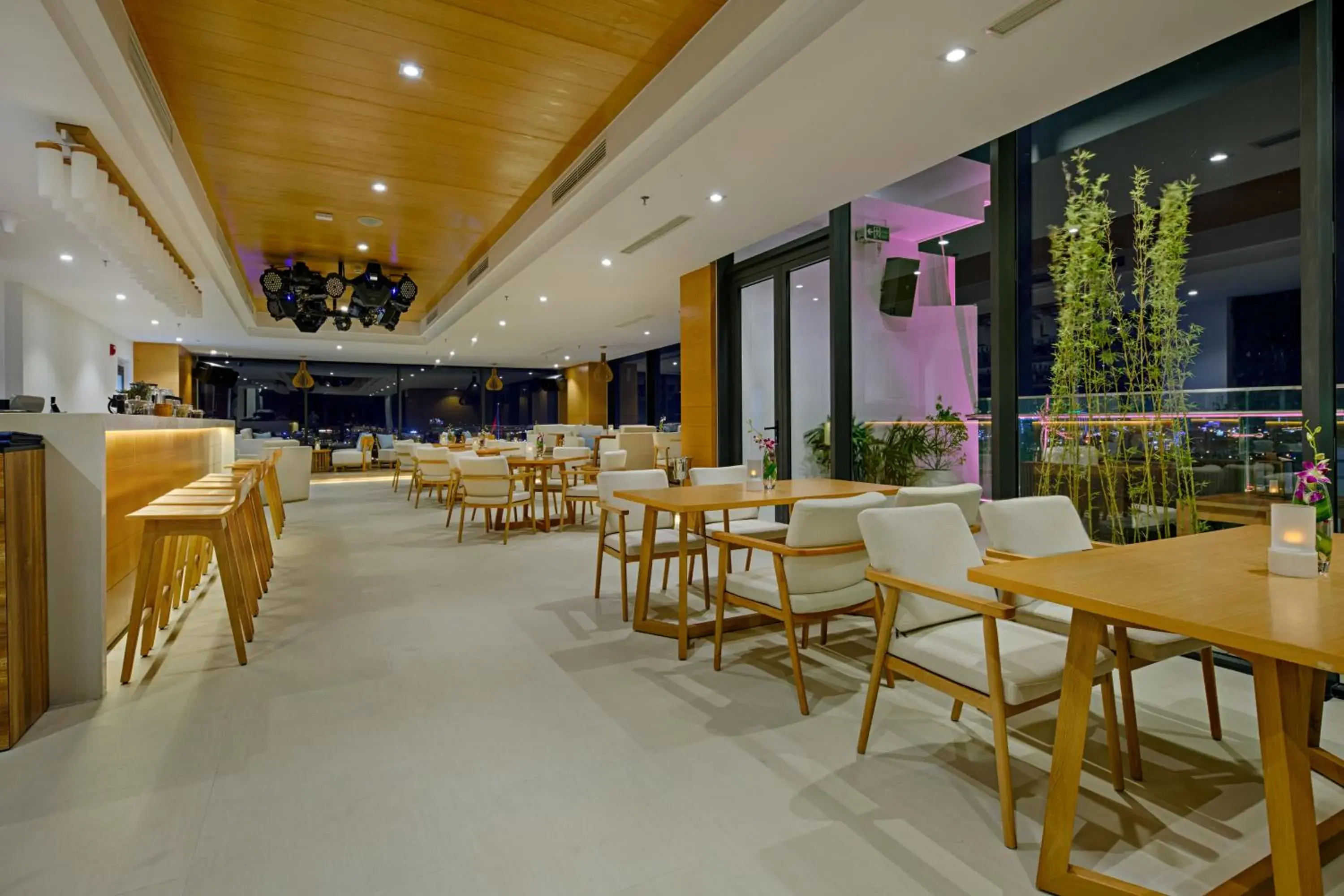 Restaurant/places to eat in TMS Hotel Da Nang Beach Restaurant/places to eat in TMS Hotel Da Nang Beach