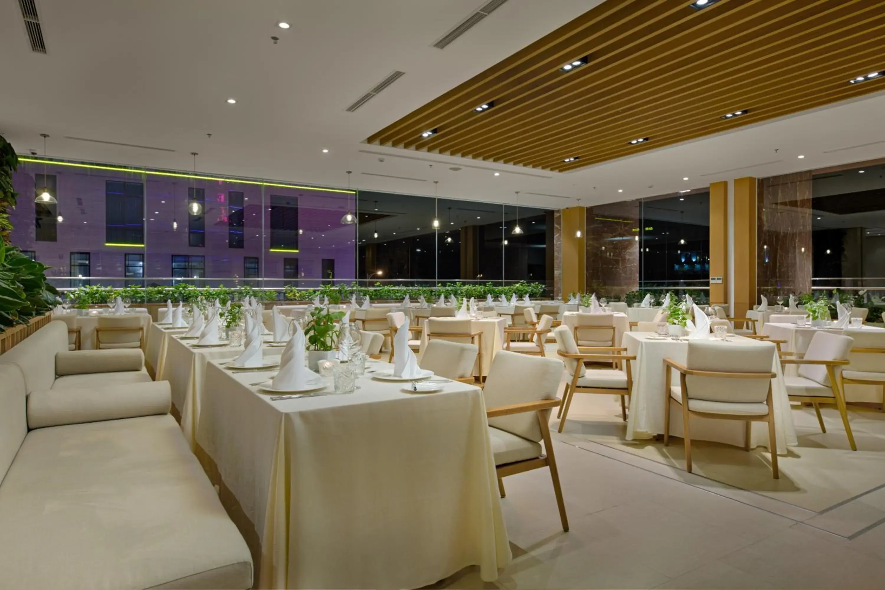 Restaurant/places to eat in TMS Hotel Da Nang Beach Restaurant/places to eat in TMS Hotel Da Nang Beach