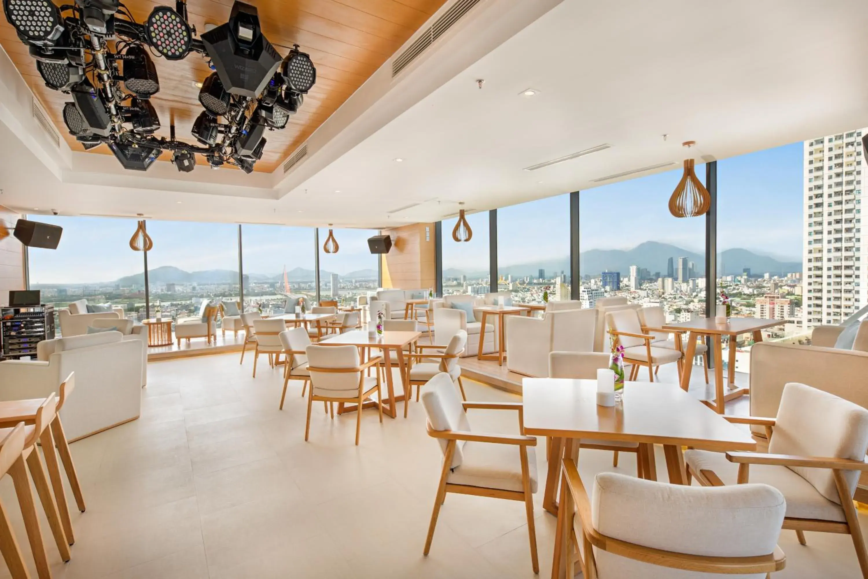 Restaurant/places to eat in TMS Hotel Da Nang Beach Restaurant/places to eat in TMS Hotel Da Nang Beach