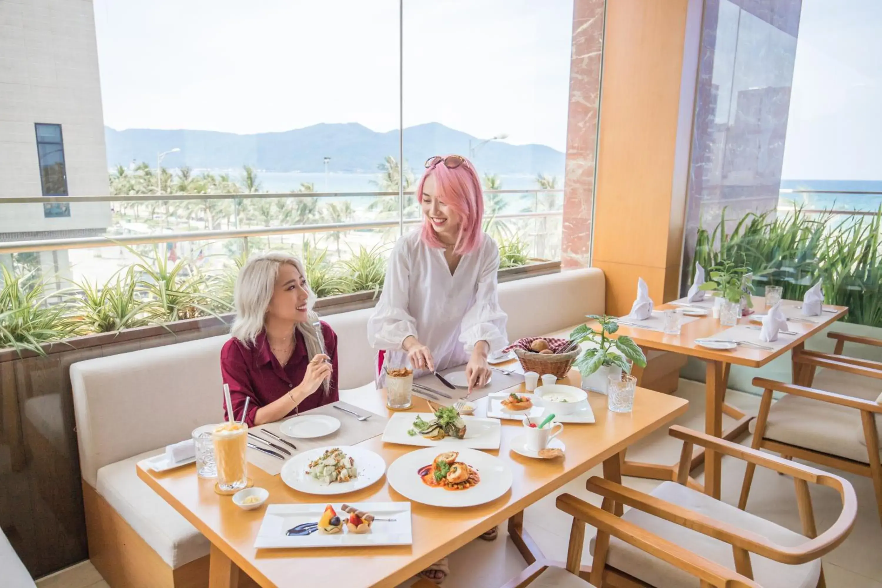 Restaurant/places to eat in TMS Hotel Da Nang Beach Restaurant/places to eat in TMS Hotel Da Nang Beach