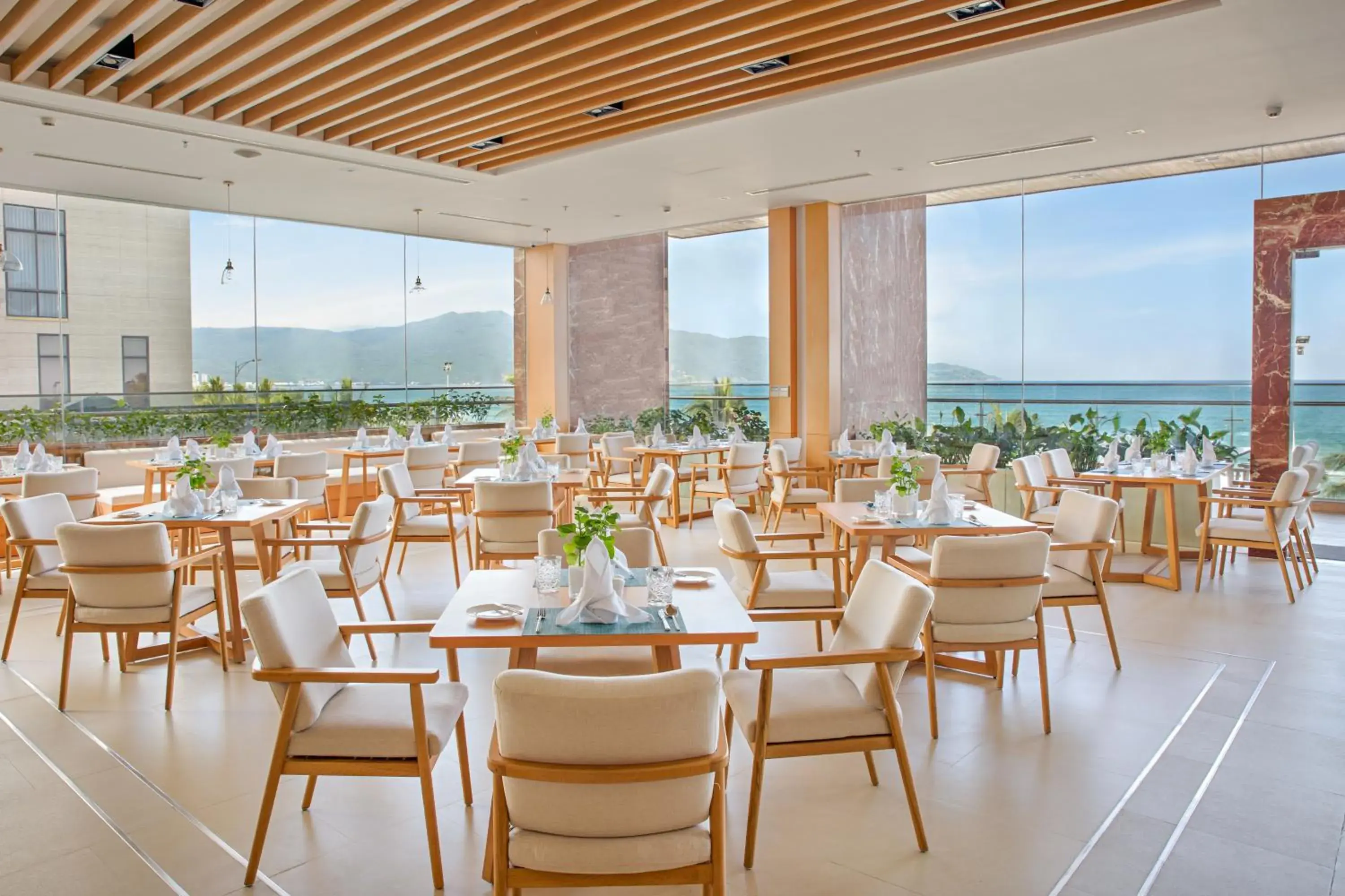 Restaurant/places to eat in TMS Hotel Da Nang Beach Restaurant/places to eat in TMS Hotel Da Nang Beach