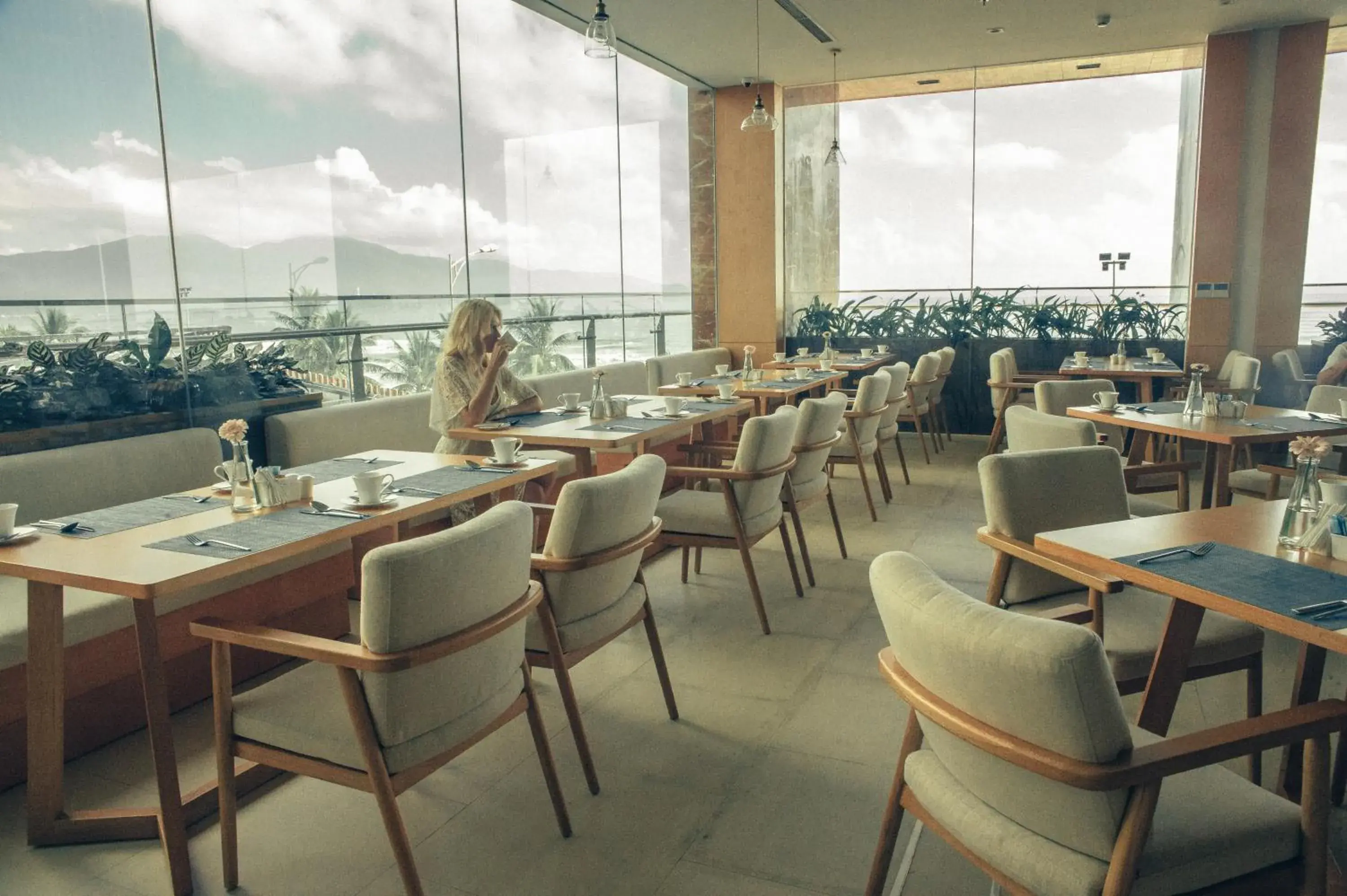 Restaurant/places to eat in TMS Hotel Da Nang Beach Restaurant/places to eat in TMS Hotel Da Nang Beach