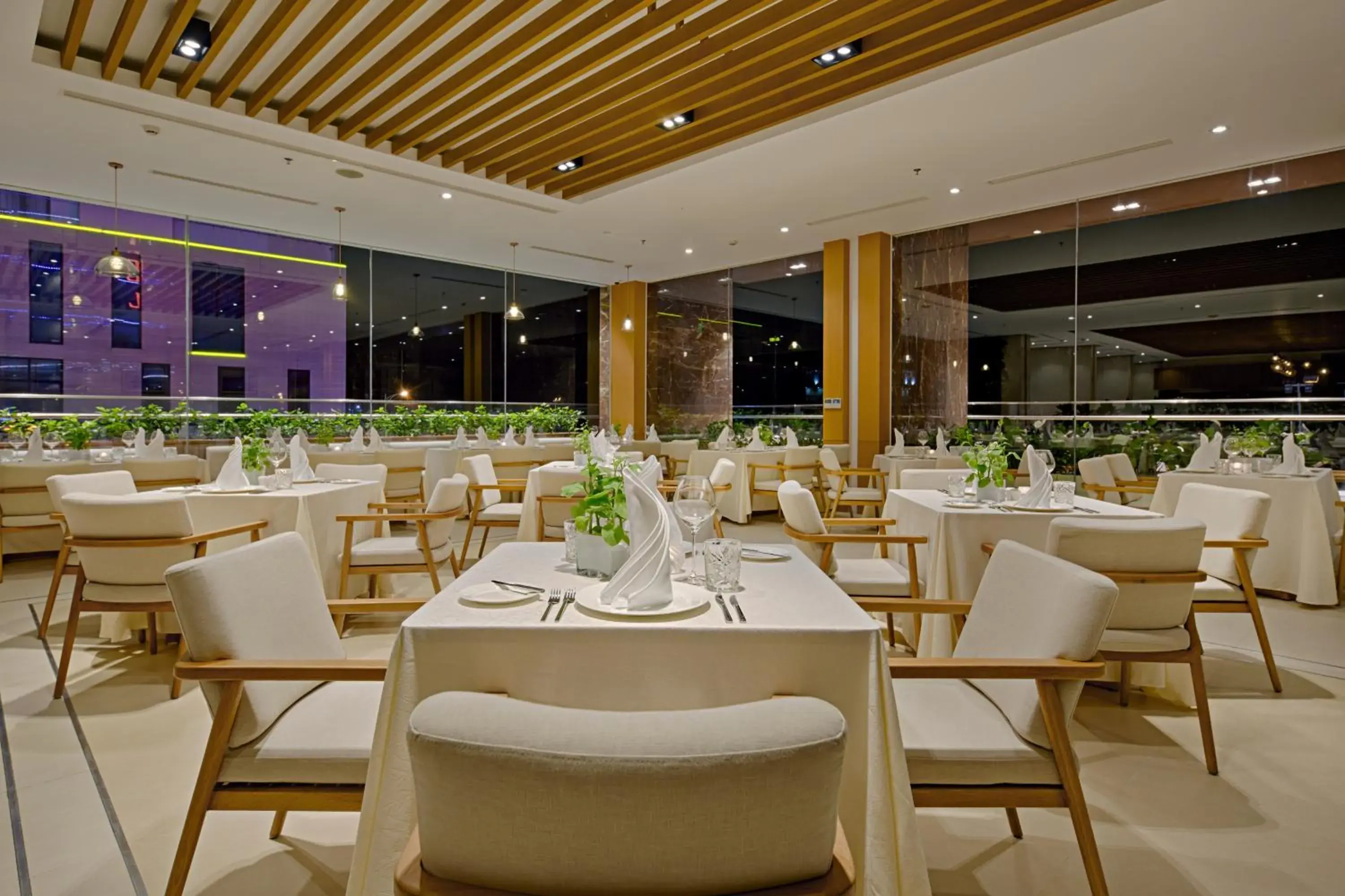 Restaurant/places to eat in TMS Hotel Da Nang Beach Restaurant/places to eat in TMS Hotel Da Nang Beach